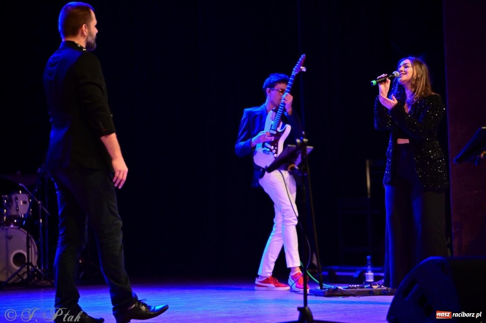 Zdjęcie w galerii na portalu naszraciborz.pl: Magiczny wieczór z ABBĄ w Raciborzu – gala koncertowa już za nami [FOTO i WIDEO] wiadomości z regionu