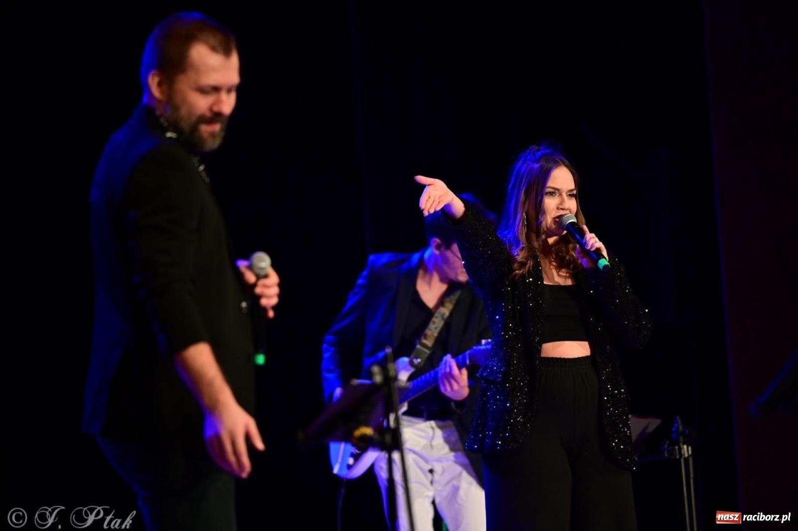 Zdjęcie w galerii na portalu naszraciborz.pl: Magiczny wieczór z ABBĄ w Raciborzu – gala koncertowa już za nami [FOTO i WIDEO] wiadomości z regionu