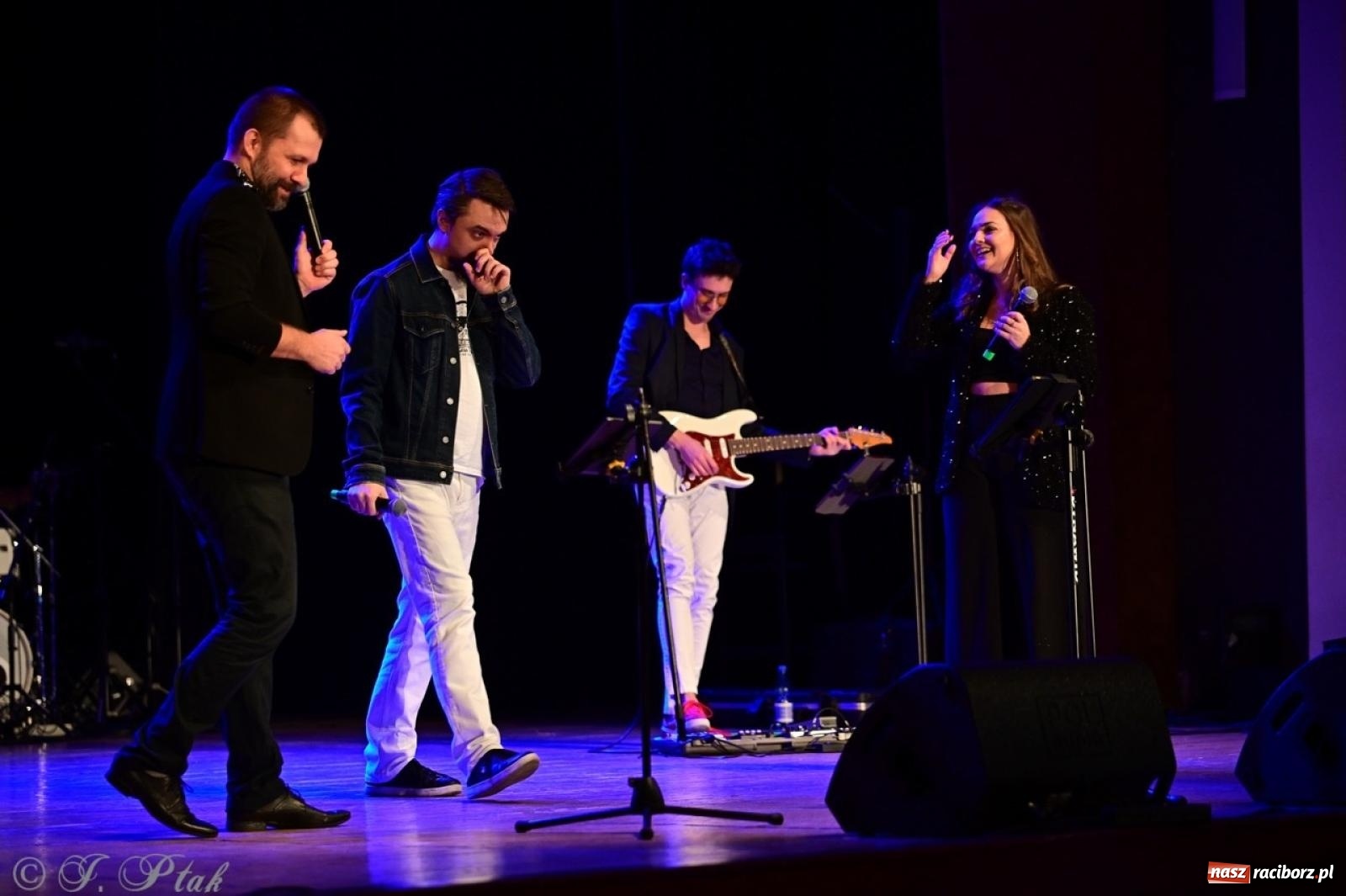 Zdjęcie w galerii na portalu naszraciborz.pl: Magiczny wieczór z ABBĄ w Raciborzu – gala koncertowa już za nami [FOTO i WIDEO] wiadomości z regionu