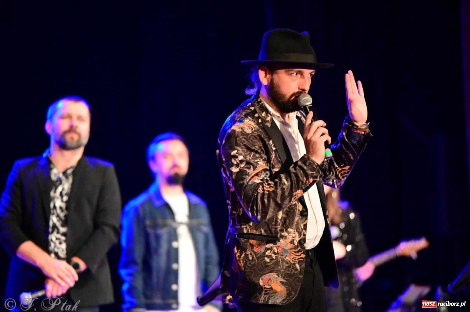 Zdjęcie w galerii na portalu naszraciborz.pl: Magiczny wieczór z ABBĄ w Raciborzu – gala koncertowa już za nami [FOTO i WIDEO] wiadomości z regionu