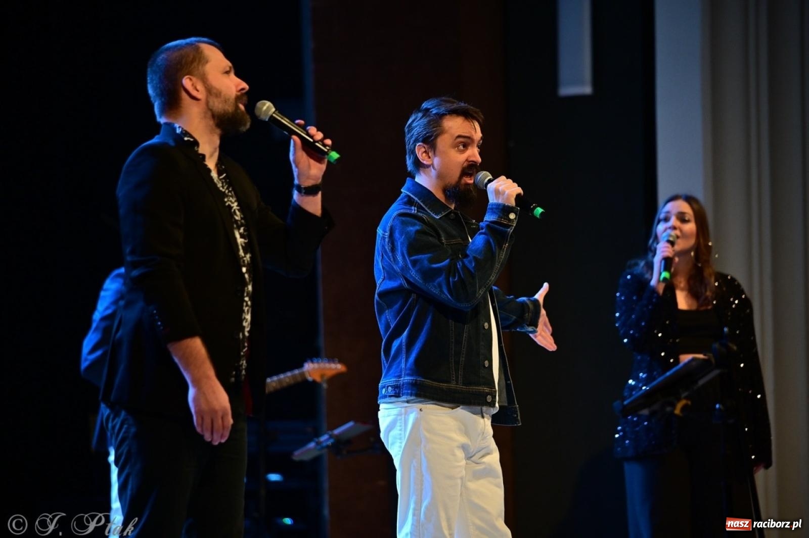 Zdjęcie w galerii na portalu naszraciborz.pl: Magiczny wieczór z ABBĄ w Raciborzu – gala koncertowa już za nami [FOTO i WIDEO] wiadomości z regionu