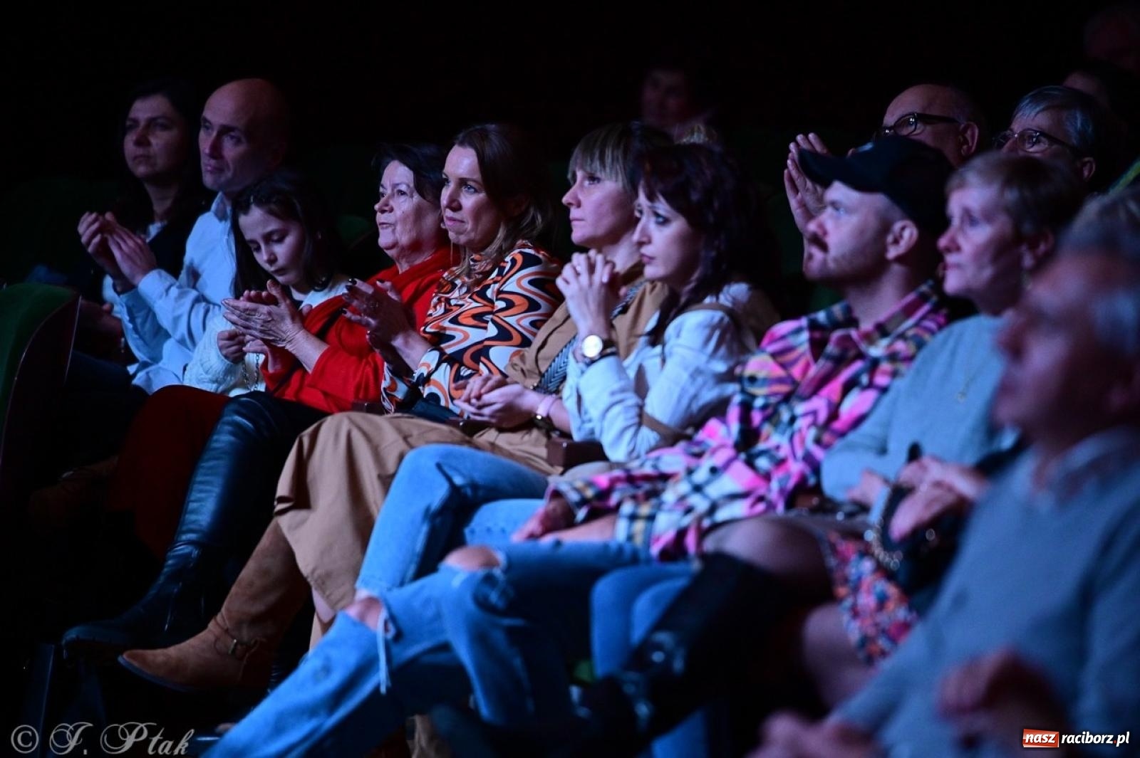 Zdjęcie w galerii na portalu naszraciborz.pl: Magiczny wieczór z ABBĄ w Raciborzu – gala koncertowa już za nami [FOTO i WIDEO] wiadomości z regionu