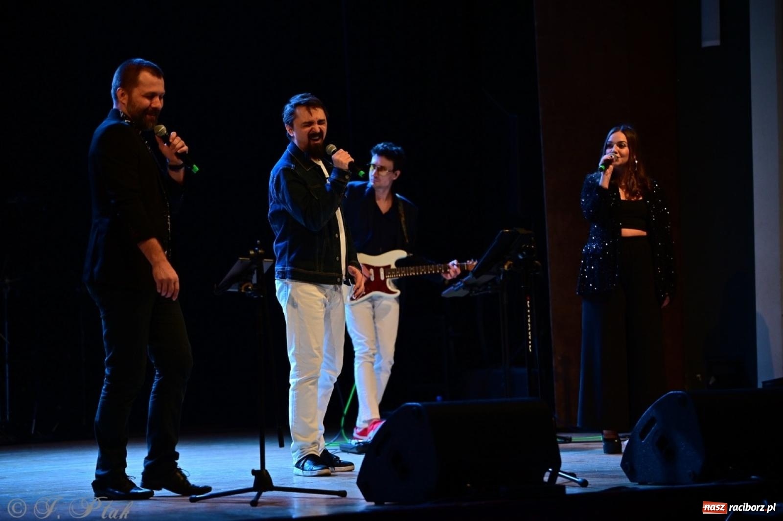 Zdjęcie w galerii na portalu naszraciborz.pl: Magiczny wieczór z ABBĄ w Raciborzu – gala koncertowa już za nami [FOTO i WIDEO] wiadomości z regionu