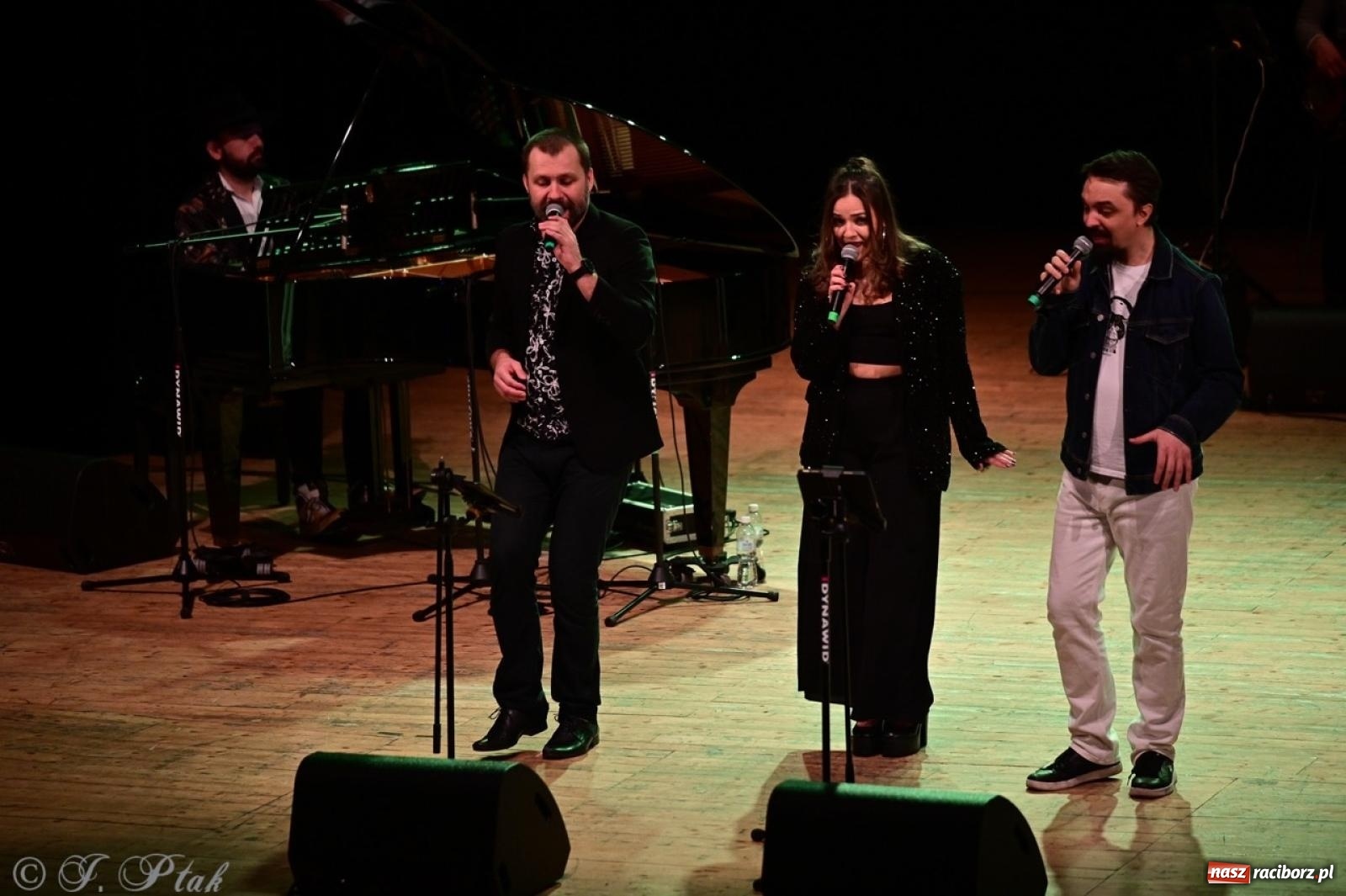 Zdjęcie w galerii na portalu naszraciborz.pl: Magiczny wieczór z ABBĄ w Raciborzu – gala koncertowa już za nami [FOTO i WIDEO] wiadomości z regionu