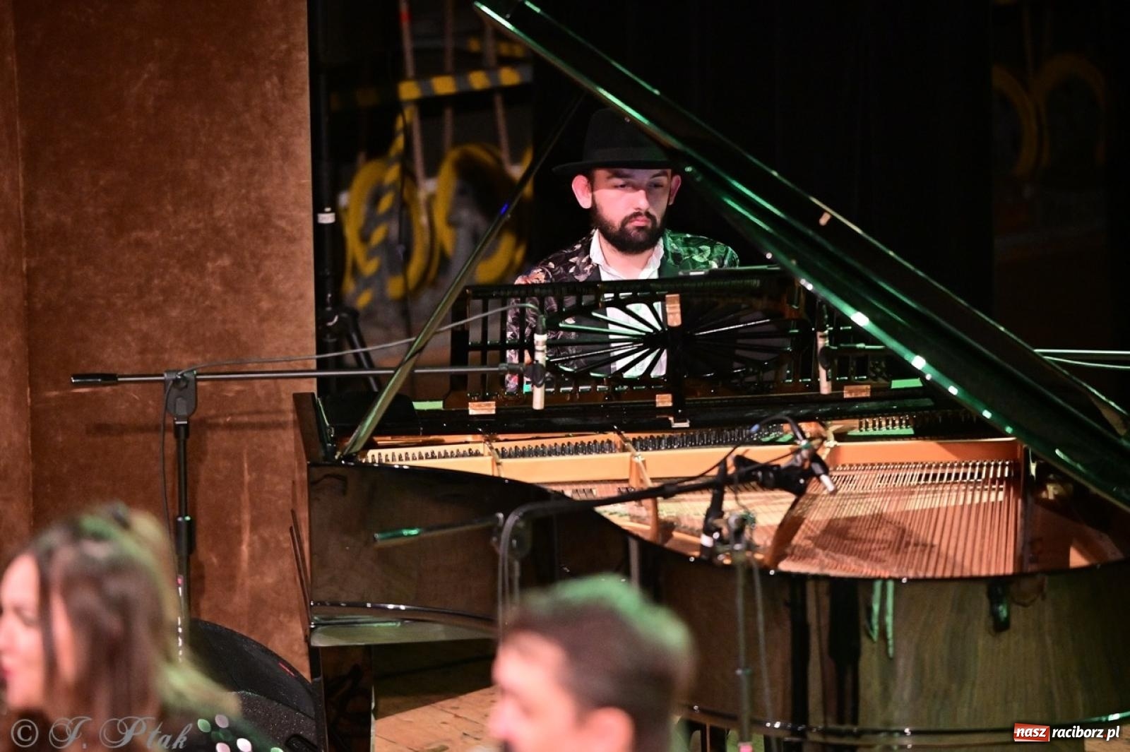 Zdjęcie w galerii na portalu naszraciborz.pl: Magiczny wieczór z ABBĄ w Raciborzu – gala koncertowa już za nami [FOTO i WIDEO] wiadomości z regionu