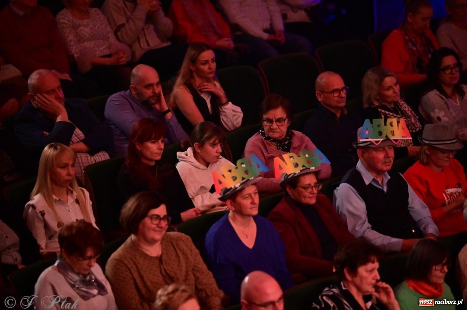 Zdjęcie w galerii na portalu naszraciborz.pl: Magiczny wieczór z ABBĄ w Raciborzu – gala koncertowa już za nami [FOTO i WIDEO] wiadomości z regionu