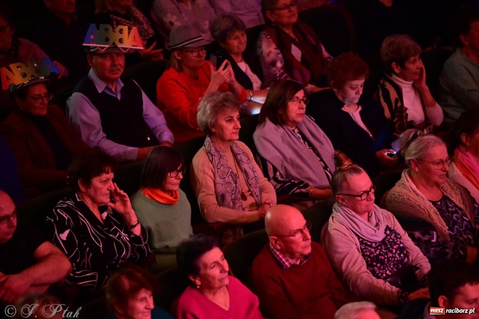 Zdjęcie w galerii na portalu naszraciborz.pl: Magiczny wieczór z ABBĄ w Raciborzu – gala koncertowa już za nami [FOTO i WIDEO] wiadomości z regionu