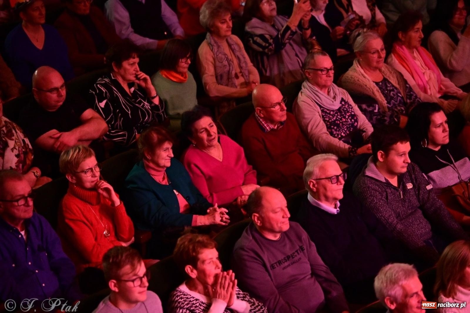 Zdjęcie w galerii na portalu naszraciborz.pl: Magiczny wieczór z ABBĄ w Raciborzu – gala koncertowa już za nami [FOTO i WIDEO] wiadomości z regionu