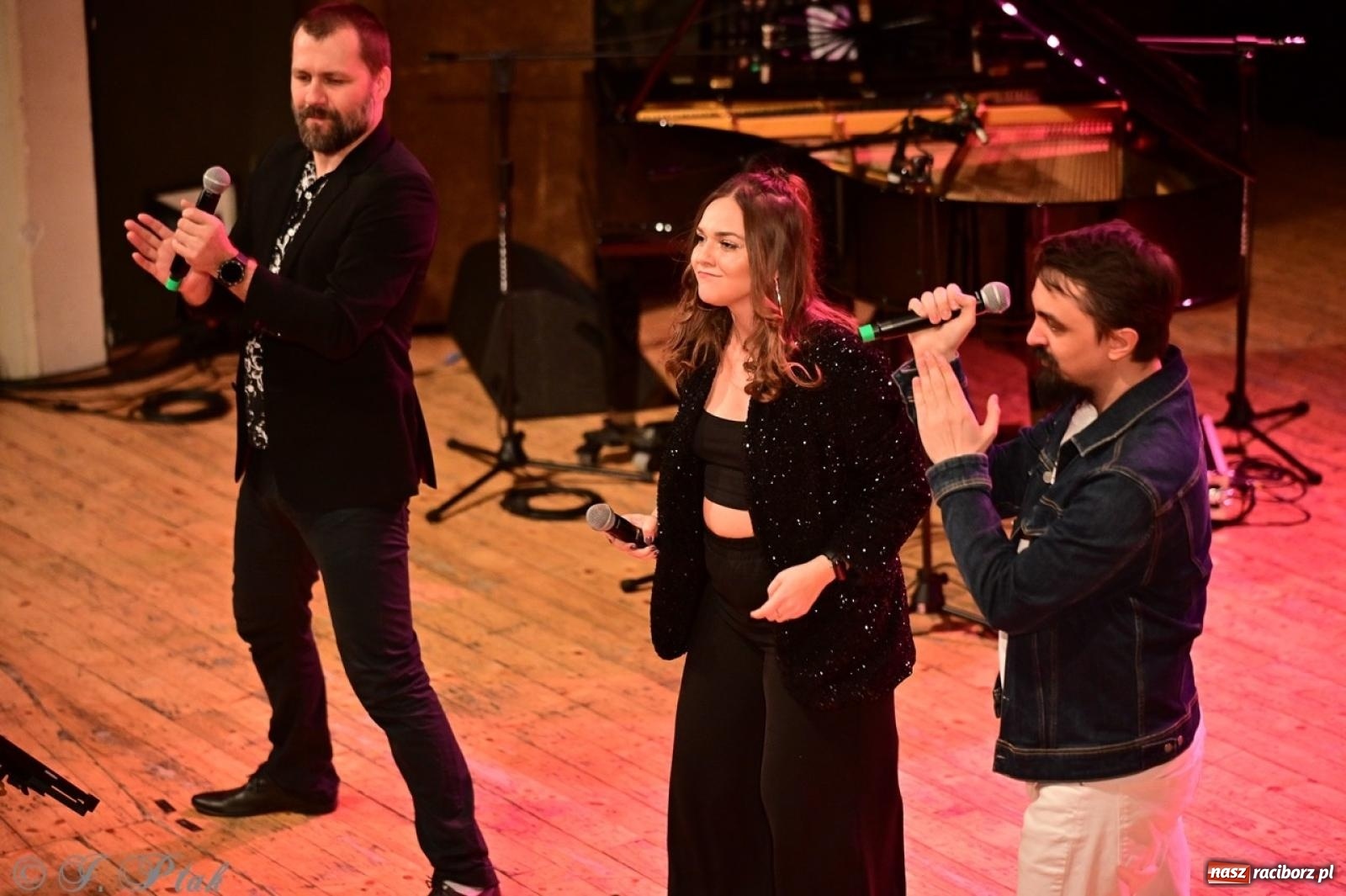 Zdjęcie w galerii na portalu naszraciborz.pl: Magiczny wieczór z ABBĄ w Raciborzu – gala koncertowa już za nami [FOTO i WIDEO] wiadomości z regionu