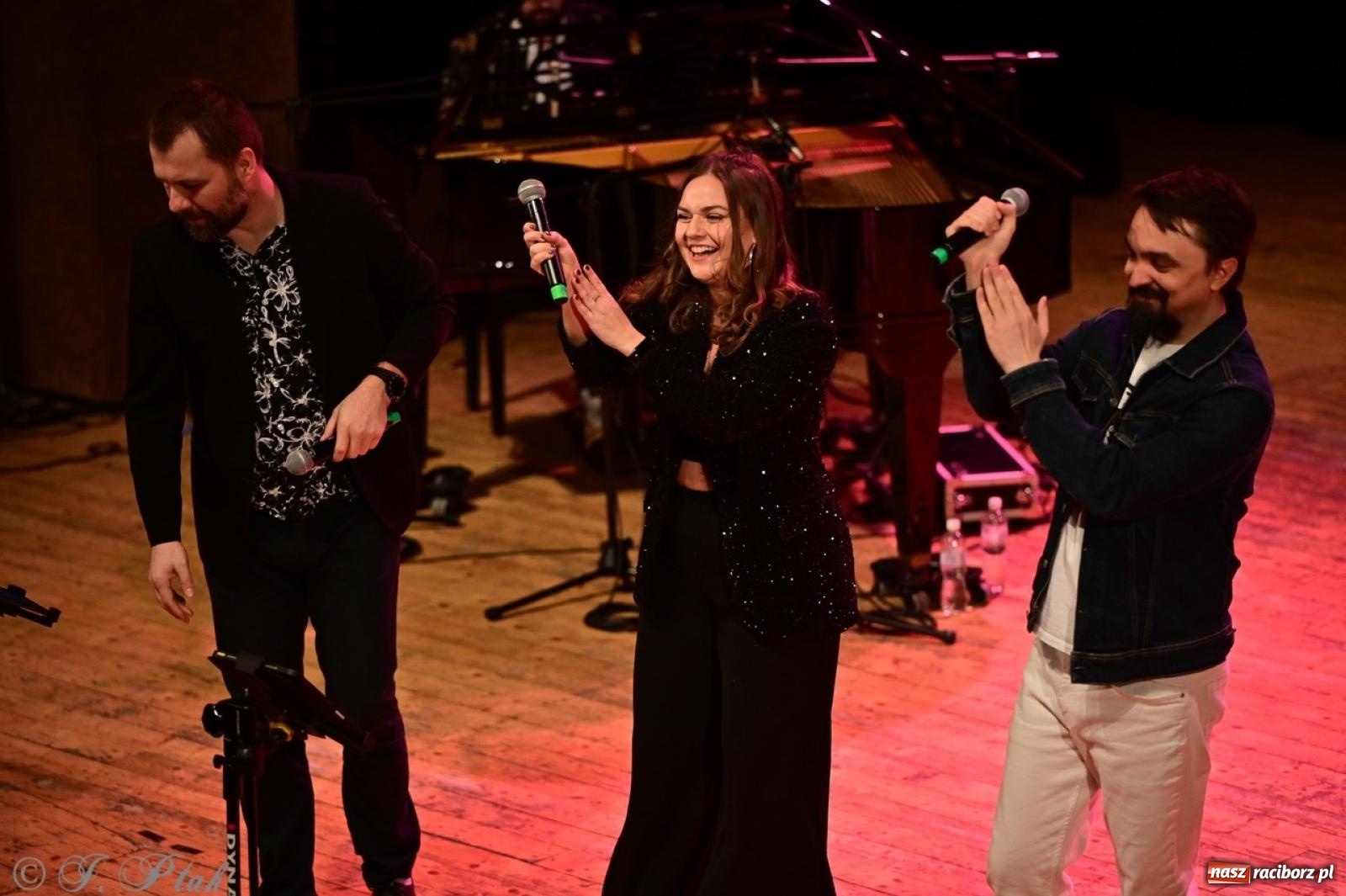 Zdjęcie w galerii na portalu naszraciborz.pl: Magiczny wieczór z ABBĄ w Raciborzu – gala koncertowa już za nami [FOTO i WIDEO] wiadomości z regionu