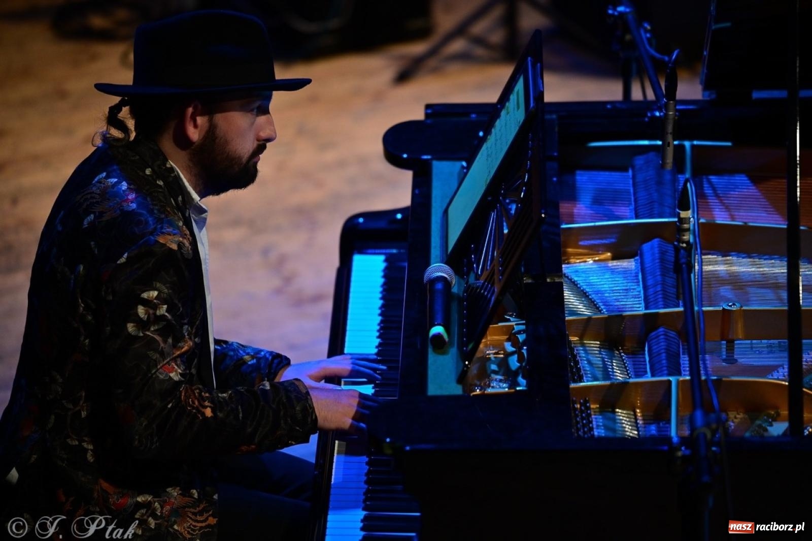 Zdjęcie w galerii na portalu naszraciborz.pl: Magiczny wieczór z ABBĄ w Raciborzu – gala koncertowa już za nami [FOTO i WIDEO] wiadomości z regionu