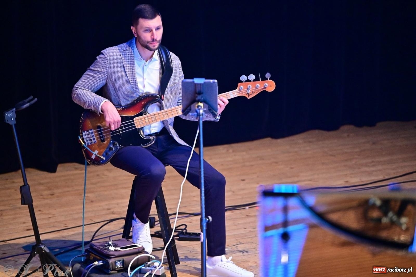 Zdjęcie w galerii na portalu naszraciborz.pl: Magiczny wieczór z ABBĄ w Raciborzu – gala koncertowa już za nami [FOTO i WIDEO] wiadomości z regionu