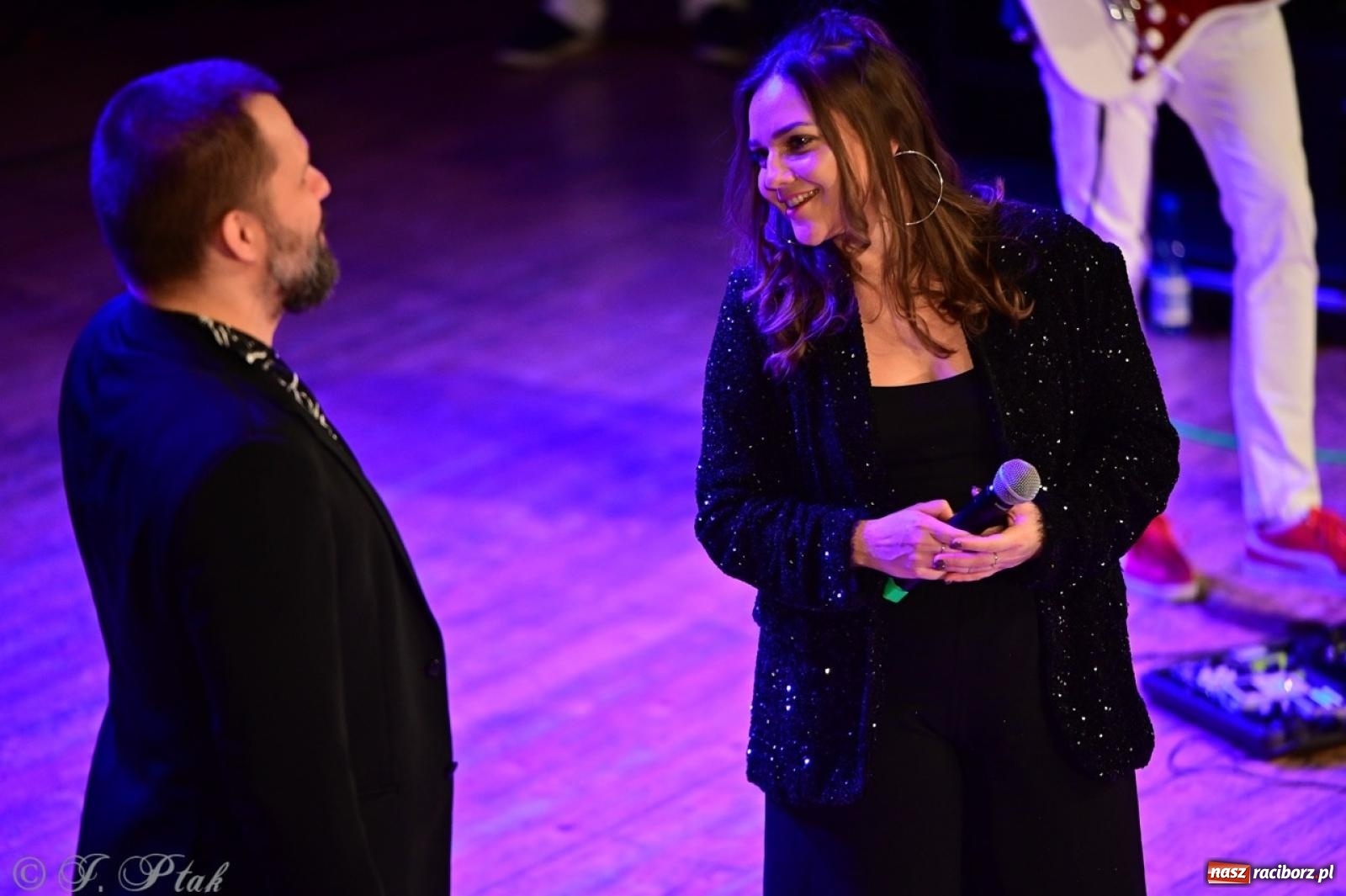 Zdjęcie w galerii na portalu naszraciborz.pl: Magiczny wieczór z ABBĄ w Raciborzu – gala koncertowa już za nami [FOTO i WIDEO] wiadomości z regionu