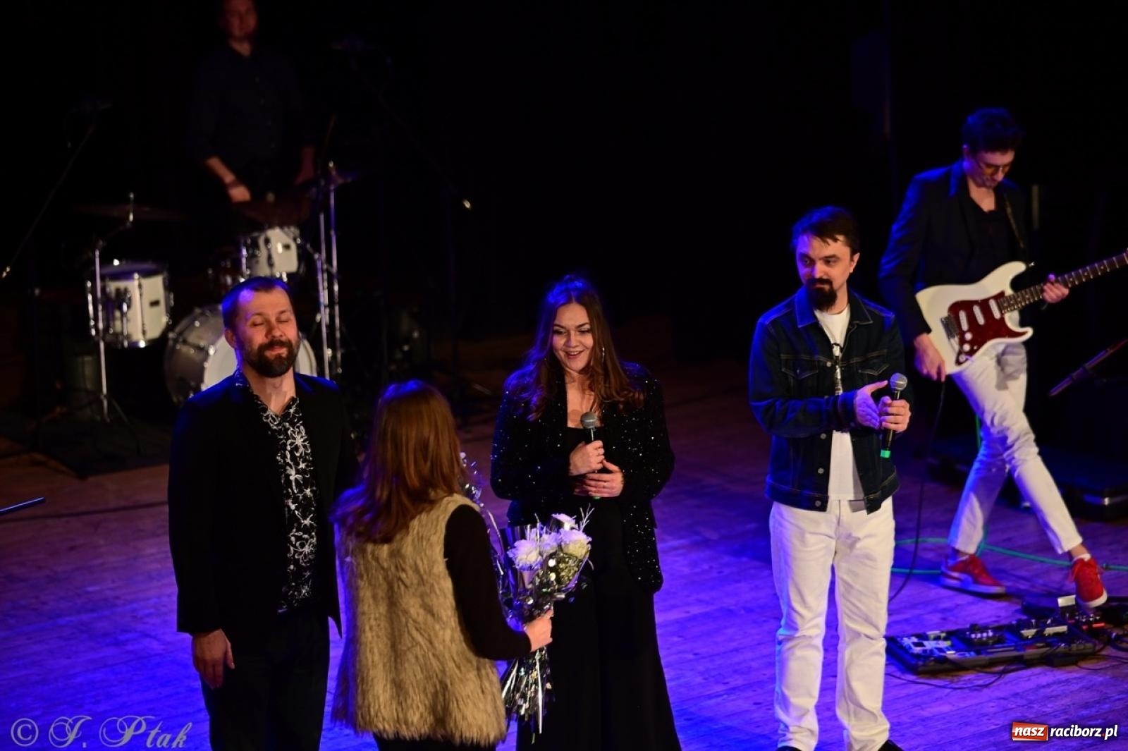 Zdjęcie w galerii na portalu naszraciborz.pl: Magiczny wieczór z ABBĄ w Raciborzu – gala koncertowa już za nami [FOTO i WIDEO] wiadomości z regionu