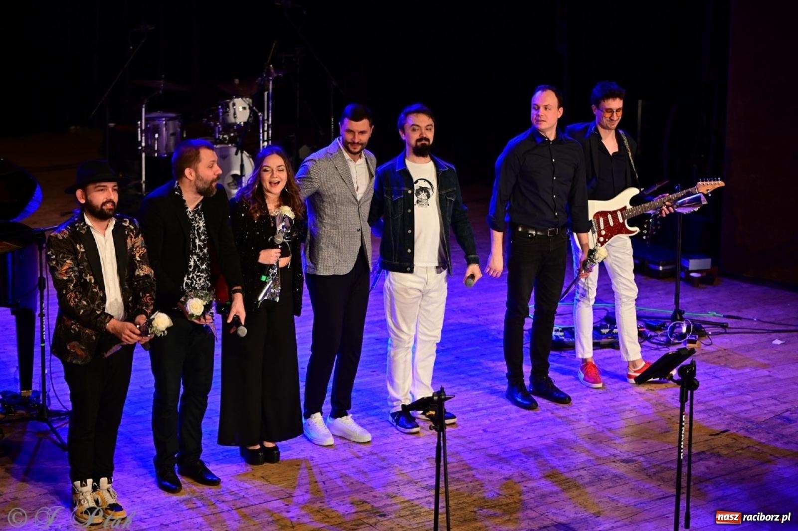 Zdjęcie w galerii na portalu naszraciborz.pl: Magiczny wieczór z ABBĄ w Raciborzu – gala koncertowa już za nami [FOTO i WIDEO] wiadomości z regionu