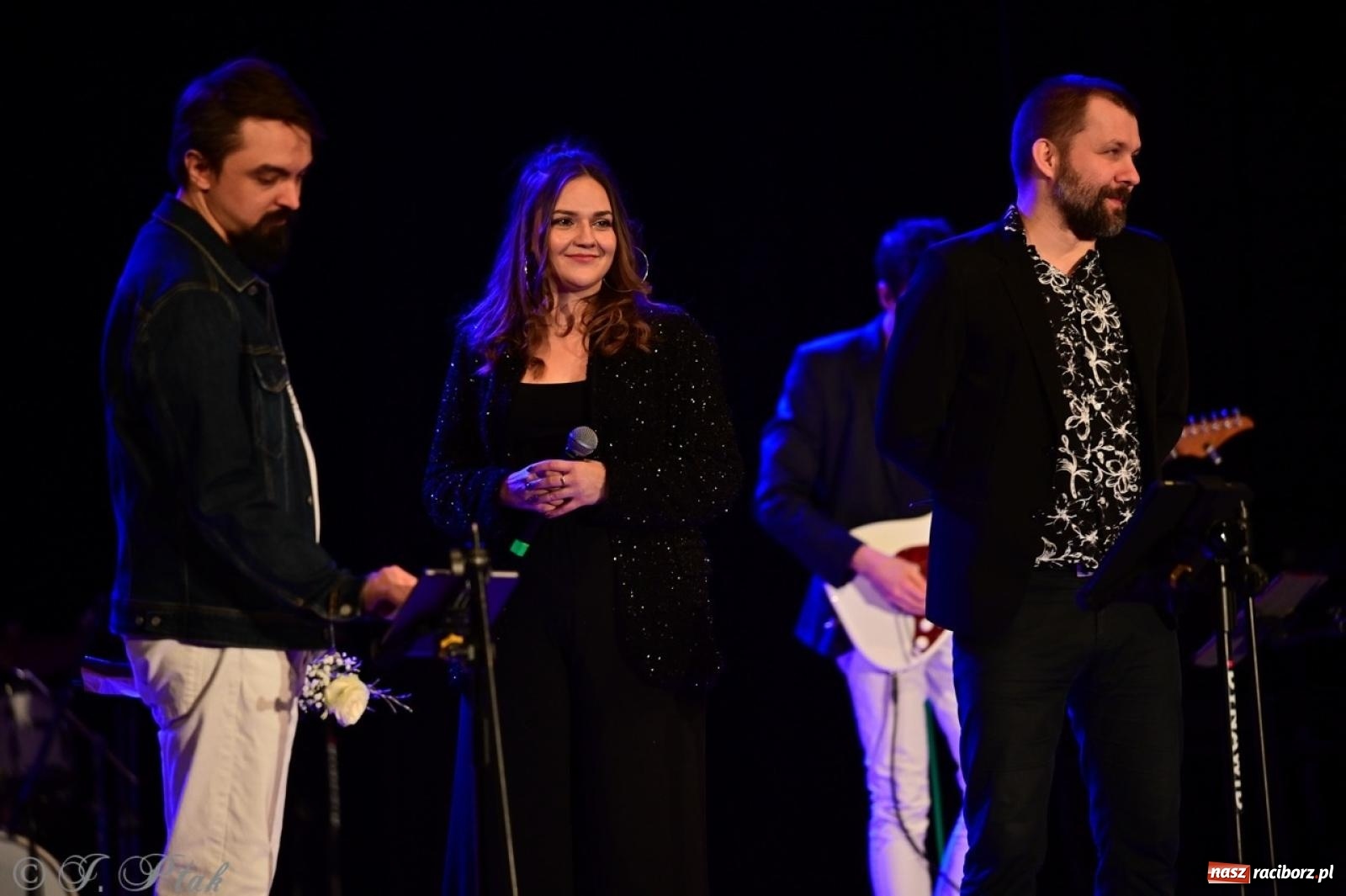 Zdjęcie w galerii na portalu naszraciborz.pl: Magiczny wieczór z ABBĄ w Raciborzu – gala koncertowa już za nami [FOTO i WIDEO] wiadomości z regionu