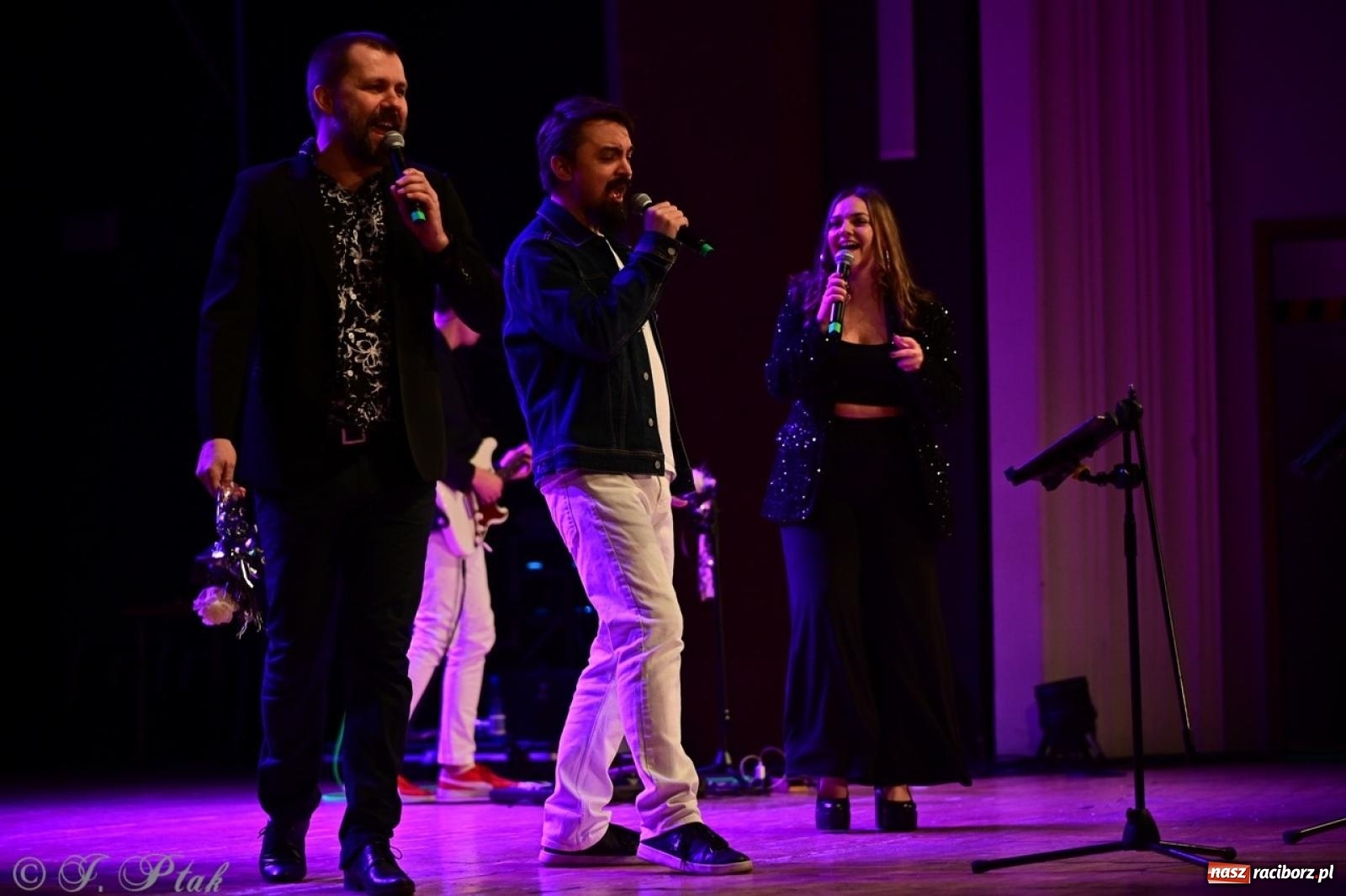 Zdjęcie w galerii na portalu naszraciborz.pl: Magiczny wieczór z ABBĄ w Raciborzu – gala koncertowa już za nami [FOTO i WIDEO] wiadomości z regionu