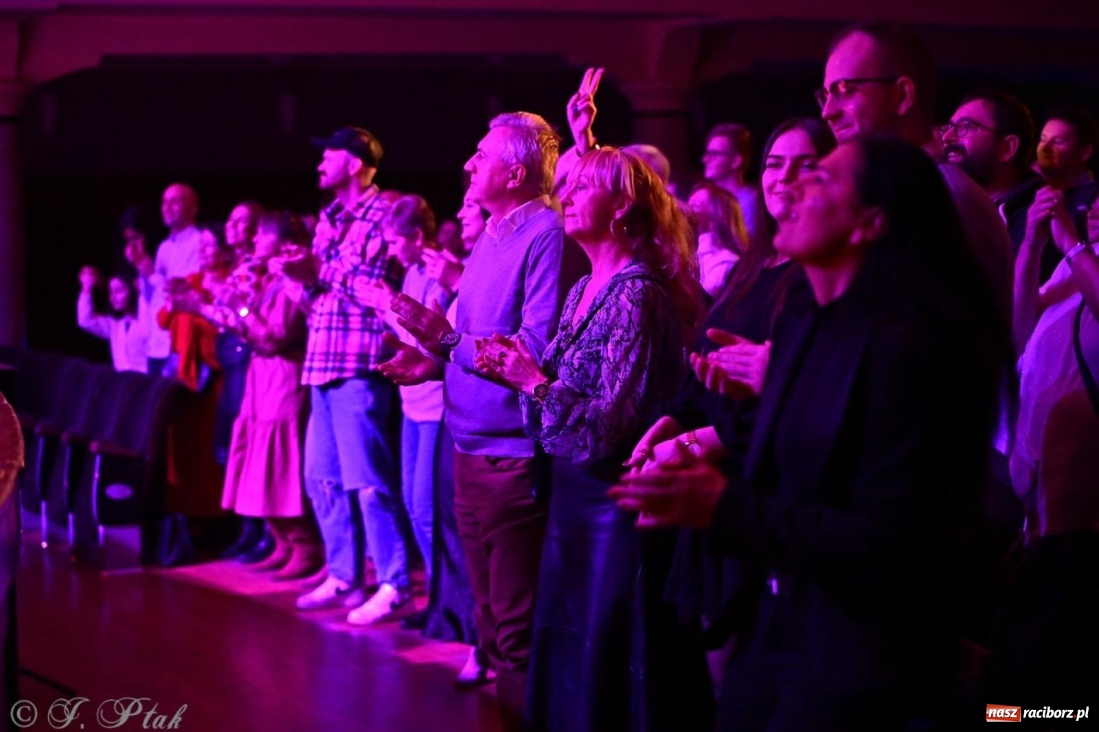 Zdjęcie w galerii na portalu naszraciborz.pl: Magiczny wieczór z ABBĄ w Raciborzu – gala koncertowa już za nami [FOTO i WIDEO] wiadomości z regionu