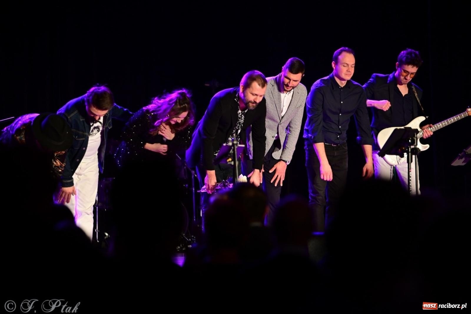 Zdjęcie w galerii na portalu naszraciborz.pl: Magiczny wieczór z ABBĄ w Raciborzu – gala koncertowa już za nami [FOTO i WIDEO] wiadomości z regionu