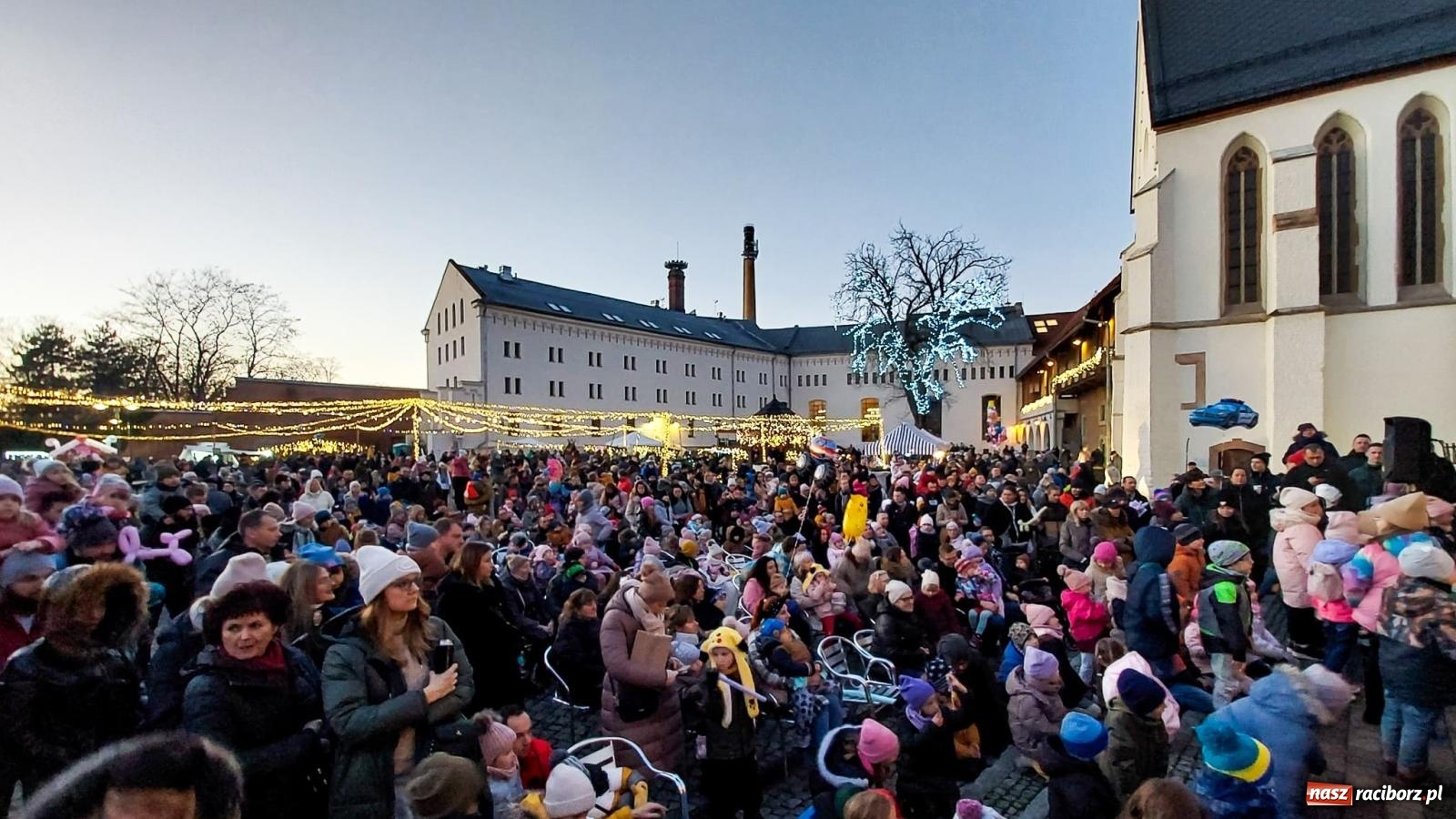 Zdjęcie w galerii na portalu naszraciborz.pl: Niedzielne tłumy na Bajkowym Zamku w Raciborzu. Za tydzień kolejne atrakcje [FOTO, WIDEO, PROGRAM] wiadomości z regionu