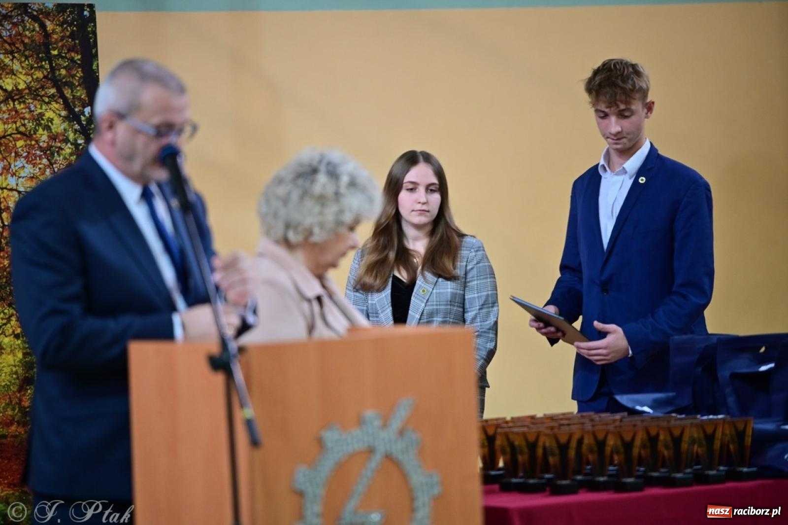 Zdjęcie w galerii na portalu naszraciborz.pl: Święto szkoły w Mechaniku: tradycja, talent i wspólne świętowanie wiadomości z regionu