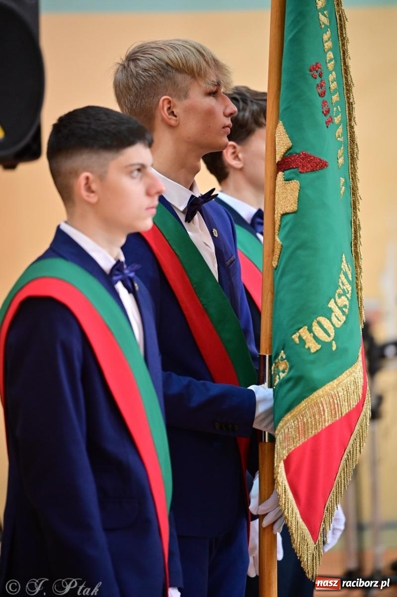 Zdjęcie w galerii na portalu naszraciborz.pl: Święto szkoły w Mechaniku: tradycja, talent i wspólne świętowanie wiadomości z regionu