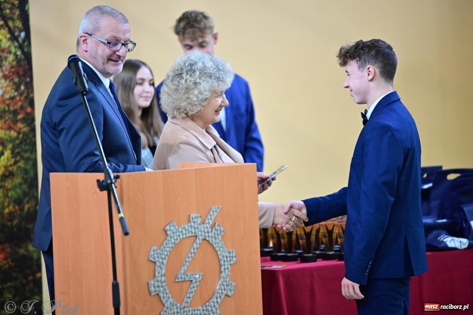 Zdjęcie w galerii na portalu naszraciborz.pl: Święto szkoły w Mechaniku: tradycja, talent i wspólne świętowanie wiadomości z regionu