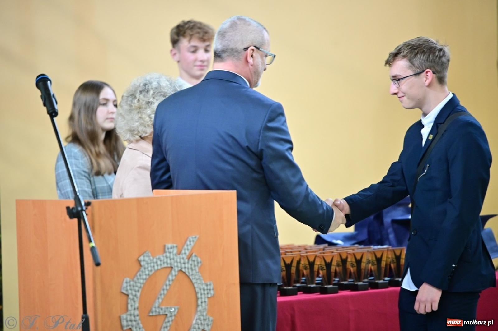 Zdjęcie w galerii na portalu naszraciborz.pl: Święto szkoły w Mechaniku: tradycja, talent i wspólne świętowanie wiadomości z regionu