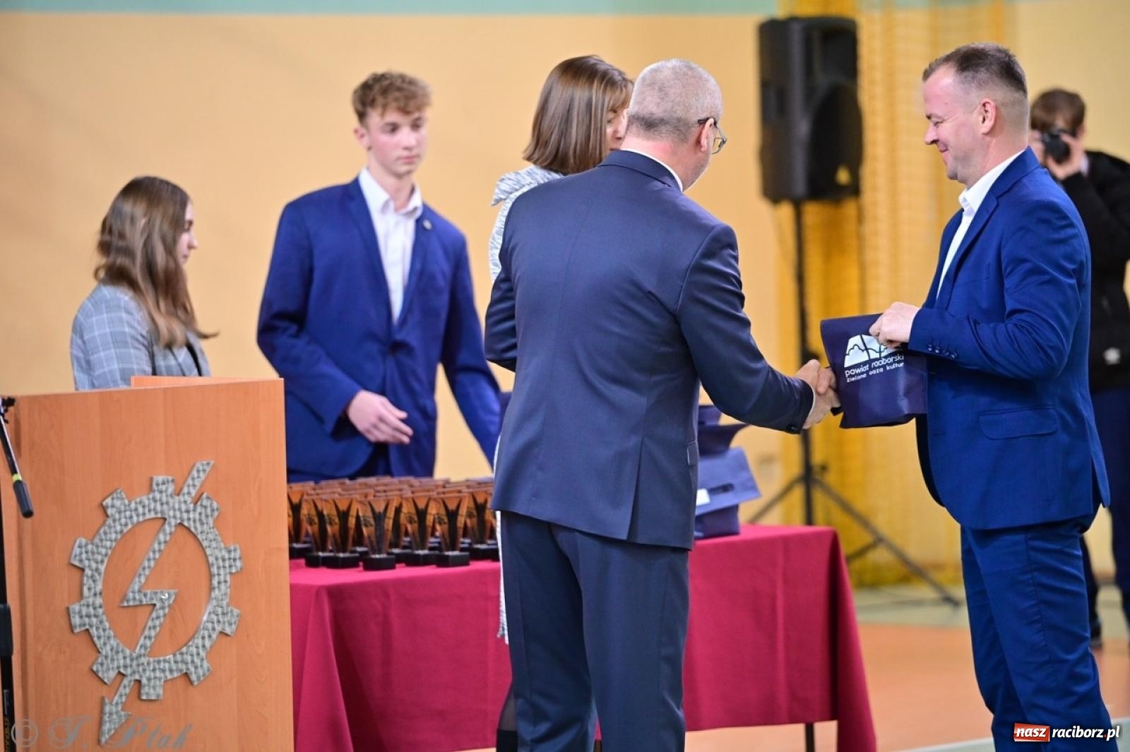 Zdjęcie w galerii na portalu naszraciborz.pl: Święto szkoły w Mechaniku: tradycja, talent i wspólne świętowanie wiadomości z regionu