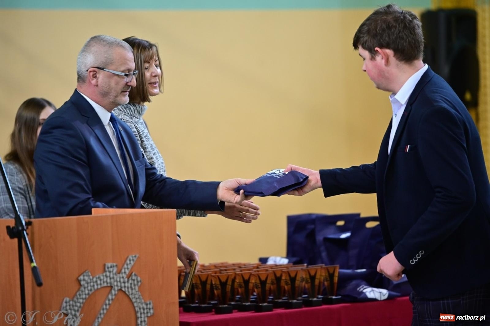 Zdjęcie w galerii na portalu naszraciborz.pl: Święto szkoły w Mechaniku: tradycja, talent i wspólne świętowanie wiadomości z regionu