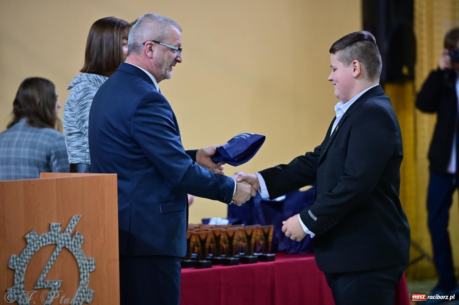 Zdjęcie w galerii na portalu naszraciborz.pl: Święto szkoły w Mechaniku: tradycja, talent i wspólne świętowanie wiadomości z regionu