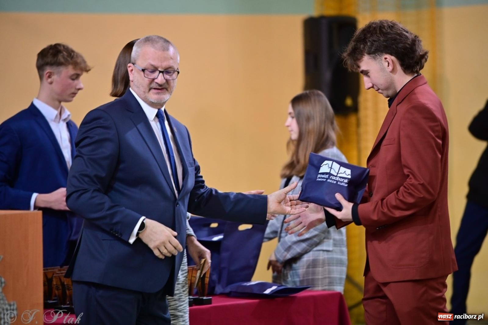 Zdjęcie w galerii na portalu naszraciborz.pl: Święto szkoły w Mechaniku: tradycja, talent i wspólne świętowanie wiadomości z regionu