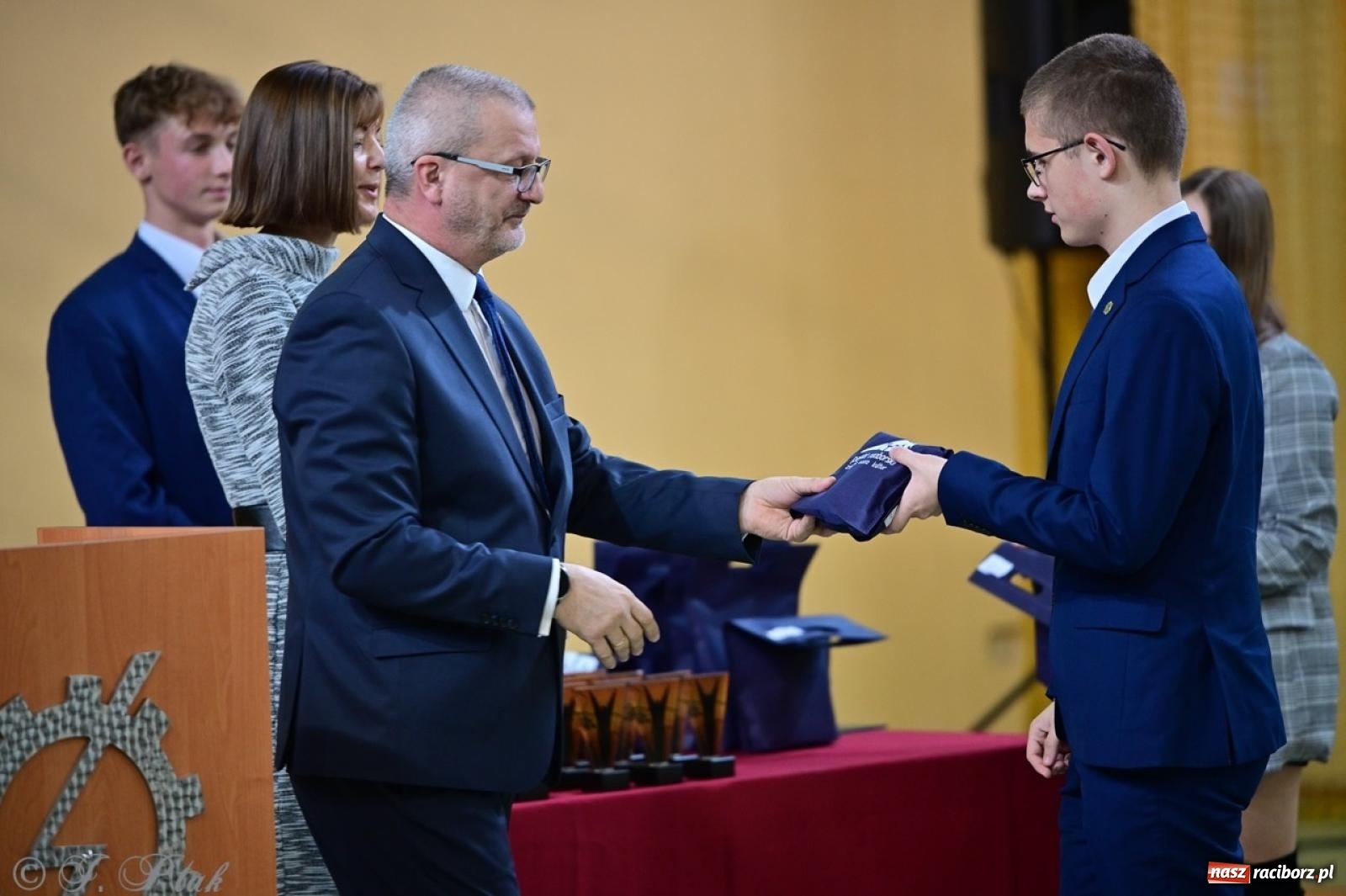 Zdjęcie w galerii na portalu naszraciborz.pl: Święto szkoły w Mechaniku: tradycja, talent i wspólne świętowanie wiadomości z regionu