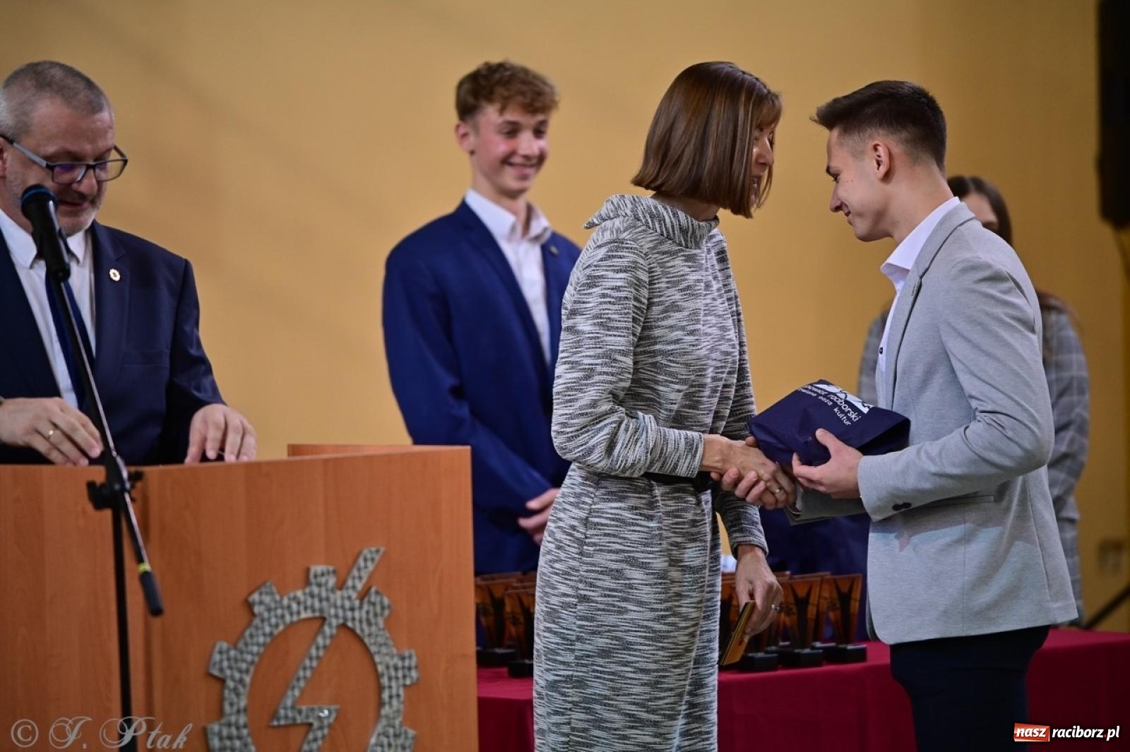 Zdjęcie w galerii na portalu naszraciborz.pl: Święto szkoły w Mechaniku: tradycja, talent i wspólne świętowanie wiadomości z regionu