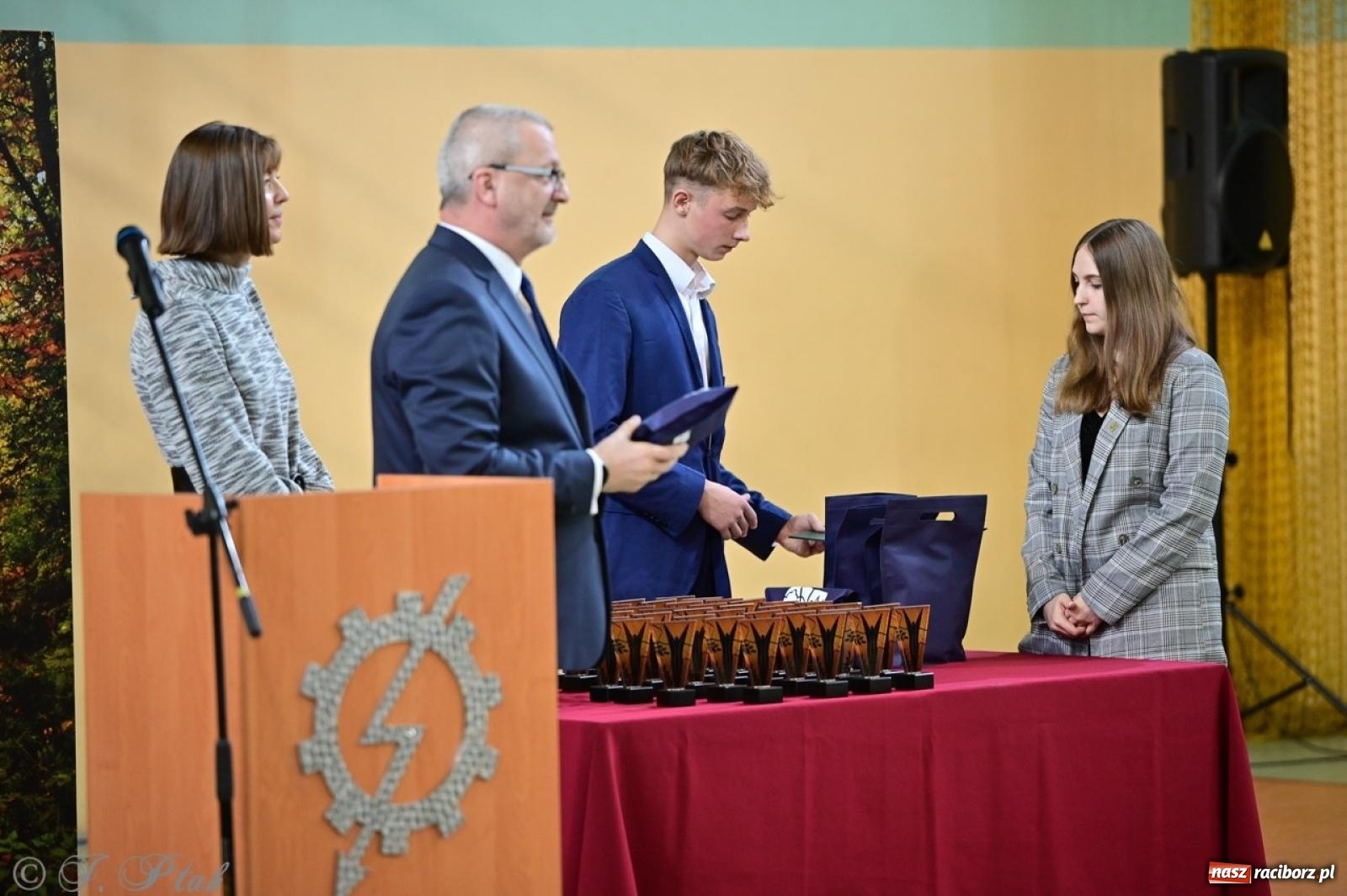 Zdjęcie w galerii na portalu naszraciborz.pl: Święto szkoły w Mechaniku: tradycja, talent i wspólne świętowanie wiadomości z regionu
