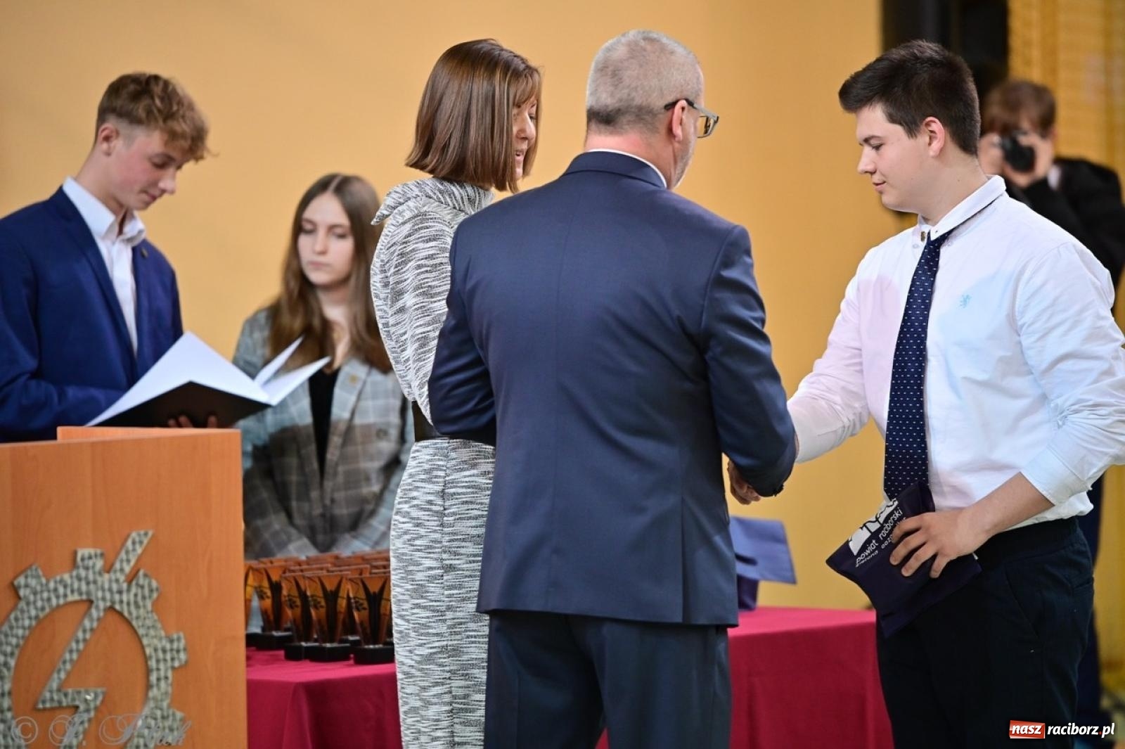 Zdjęcie w galerii na portalu naszraciborz.pl: Święto szkoły w Mechaniku: tradycja, talent i wspólne świętowanie wiadomości z regionu