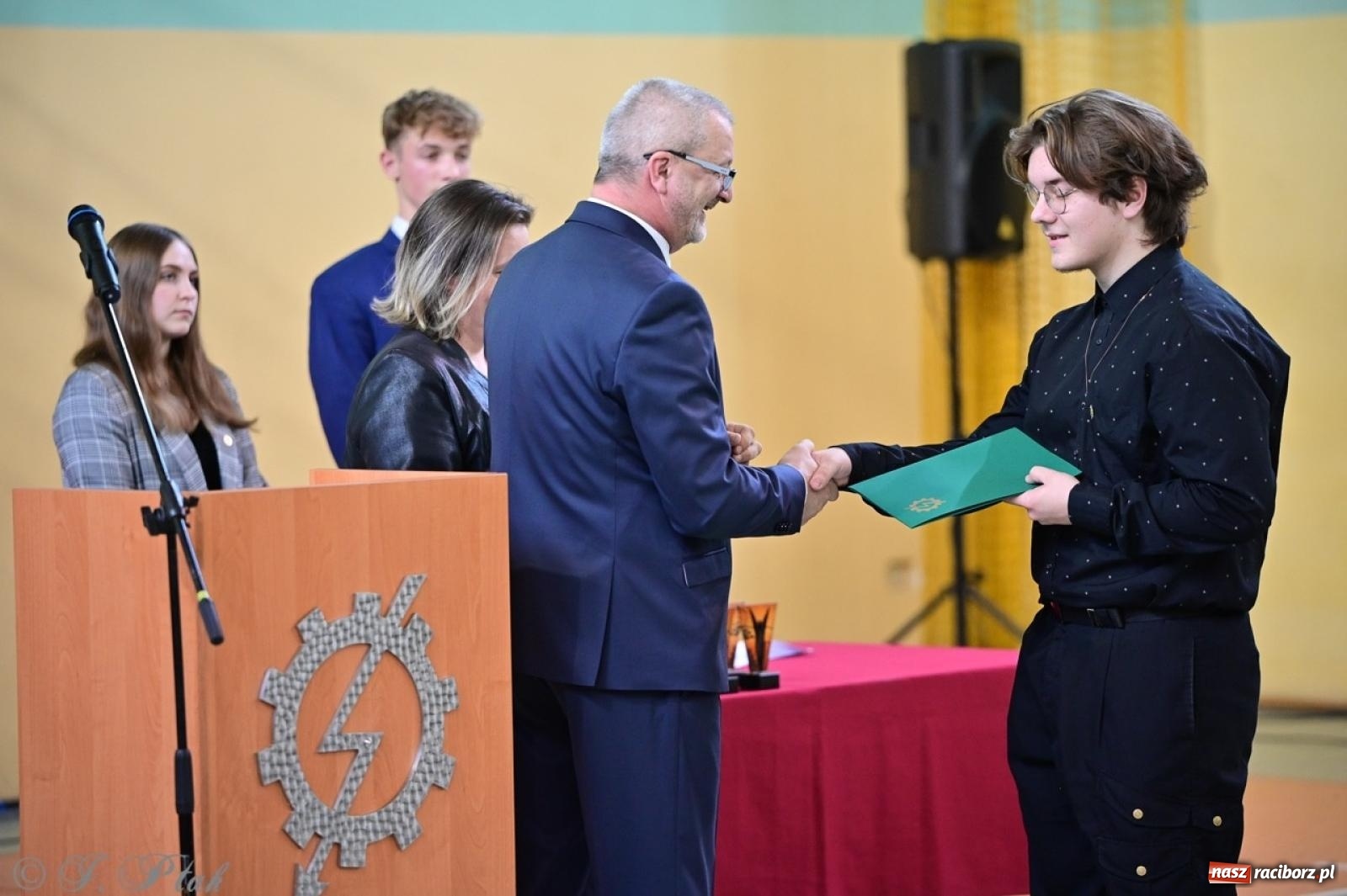 Zdjęcie w galerii na portalu naszraciborz.pl: Święto szkoły w Mechaniku: tradycja, talent i wspólne świętowanie wiadomości z regionu