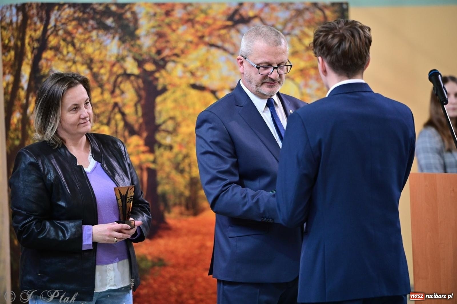 Zdjęcie w galerii na portalu naszraciborz.pl: Święto szkoły w Mechaniku: tradycja, talent i wspólne świętowanie wiadomości z regionu