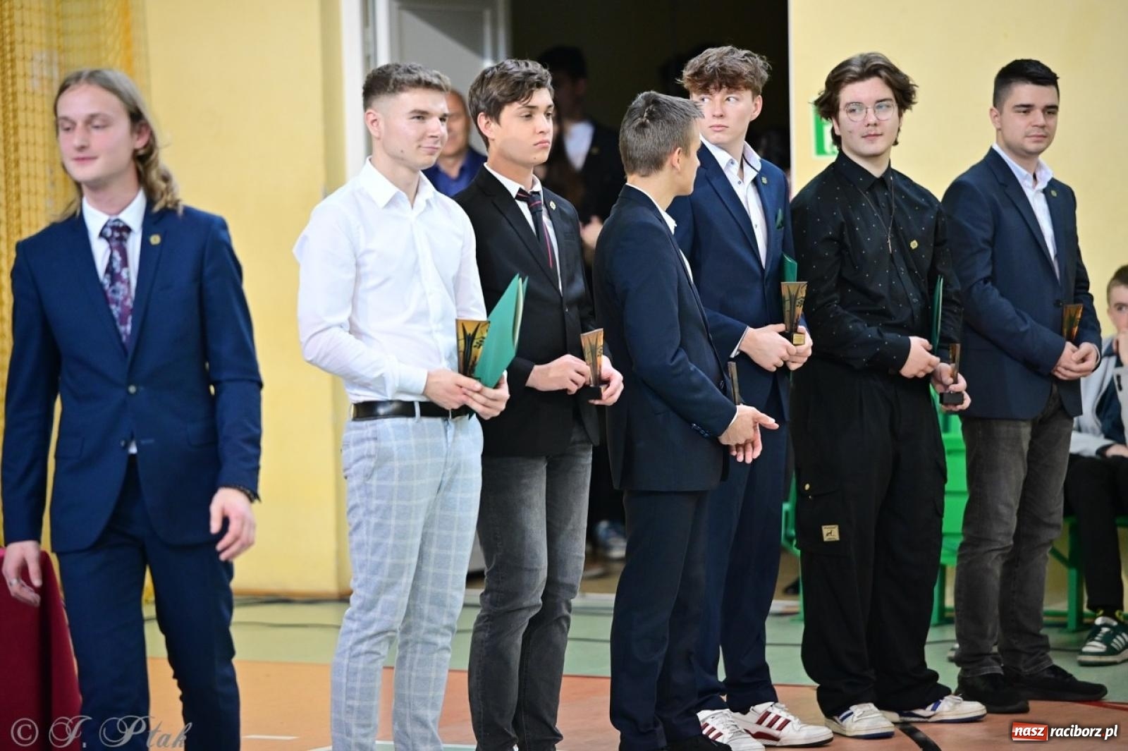 Zdjęcie w galerii na portalu naszraciborz.pl: Święto szkoły w Mechaniku: tradycja, talent i wspólne świętowanie wiadomości z regionu