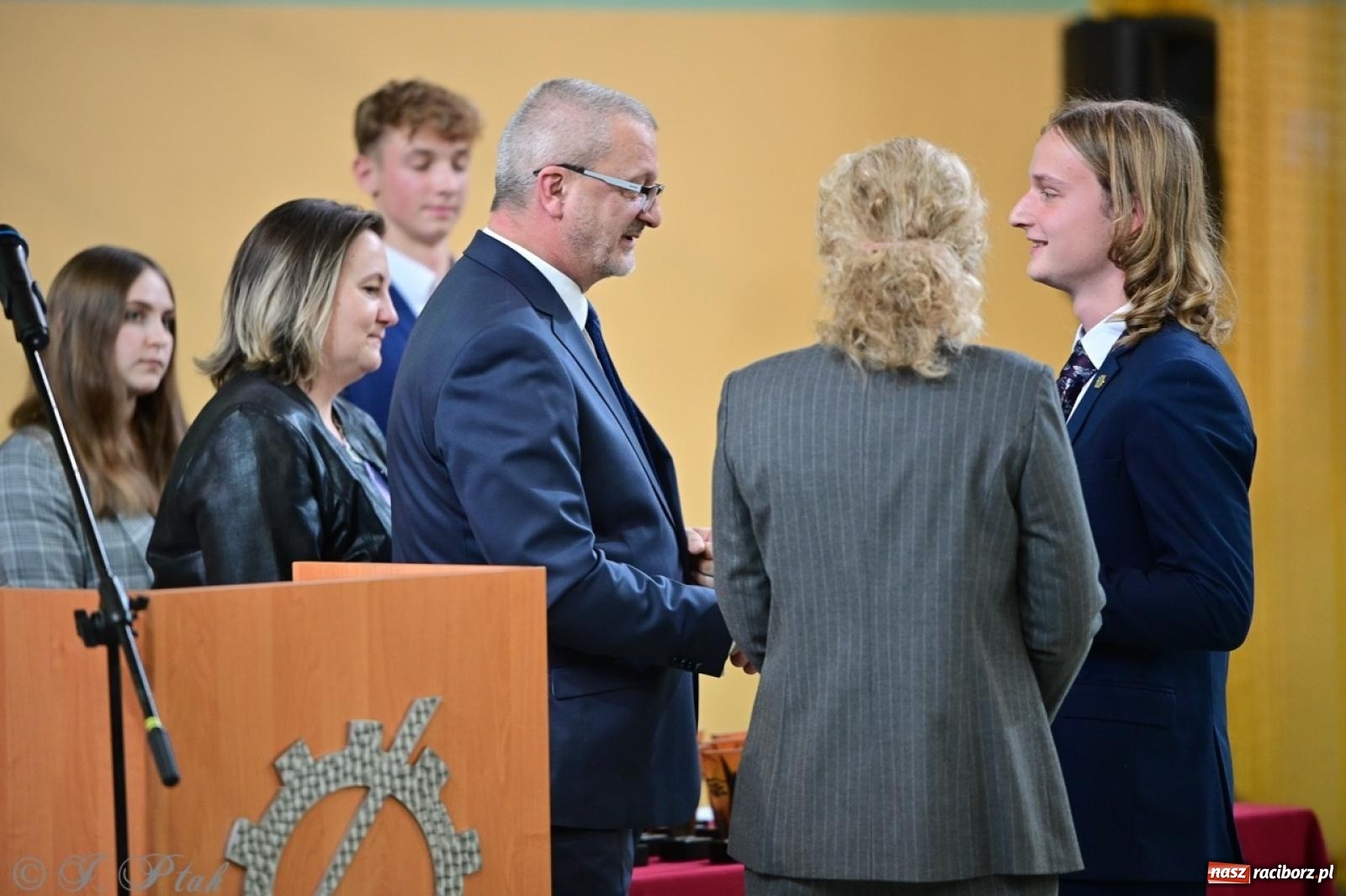 Zdjęcie w galerii na portalu naszraciborz.pl: Święto szkoły w Mechaniku: tradycja, talent i wspólne świętowanie wiadomości z regionu