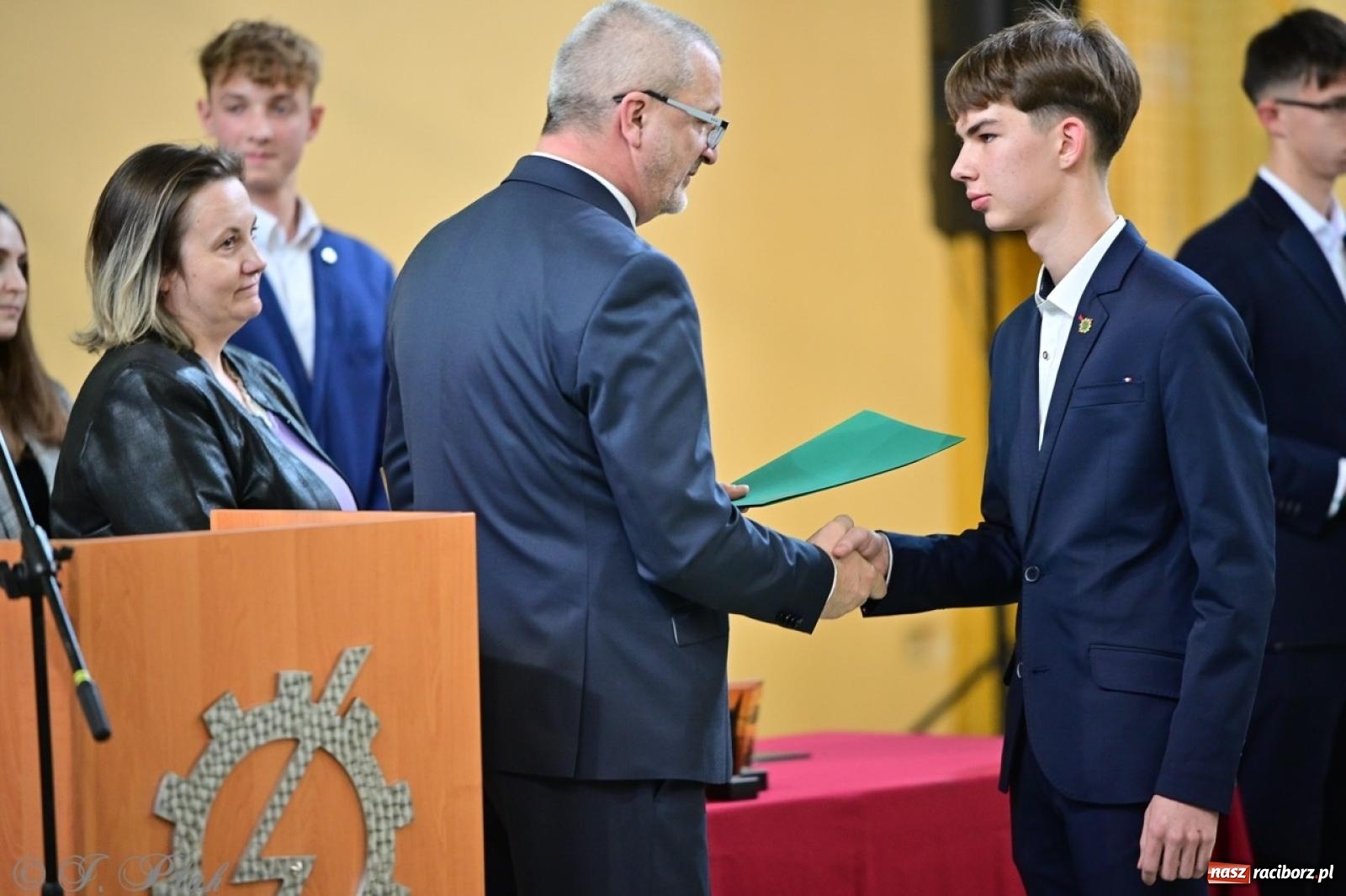 Zdjęcie w galerii na portalu naszraciborz.pl: Święto szkoły w Mechaniku: tradycja, talent i wspólne świętowanie wiadomości z regionu