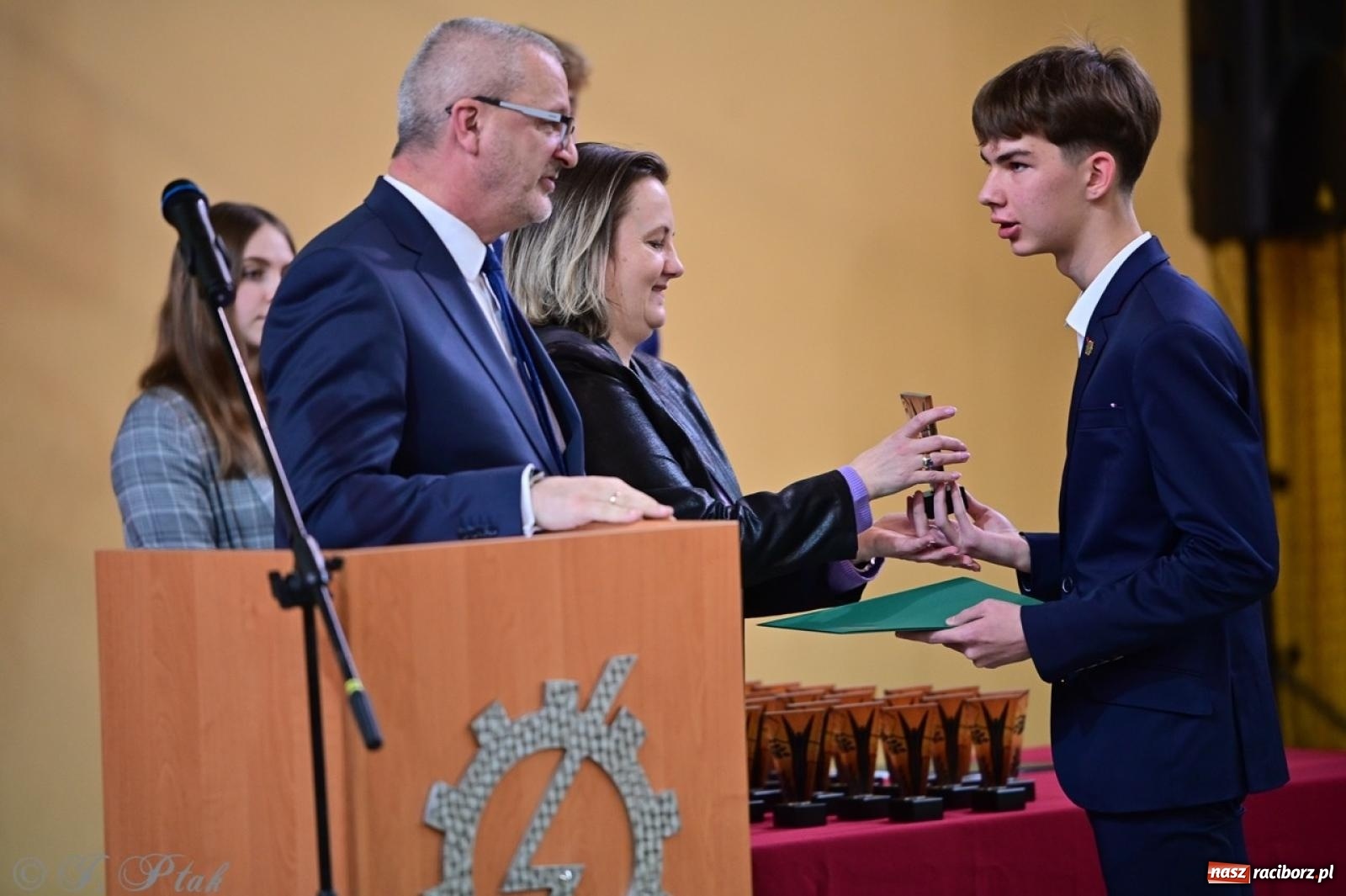 Zdjęcie w galerii na portalu naszraciborz.pl: Święto szkoły w Mechaniku: tradycja, talent i wspólne świętowanie wiadomości z regionu