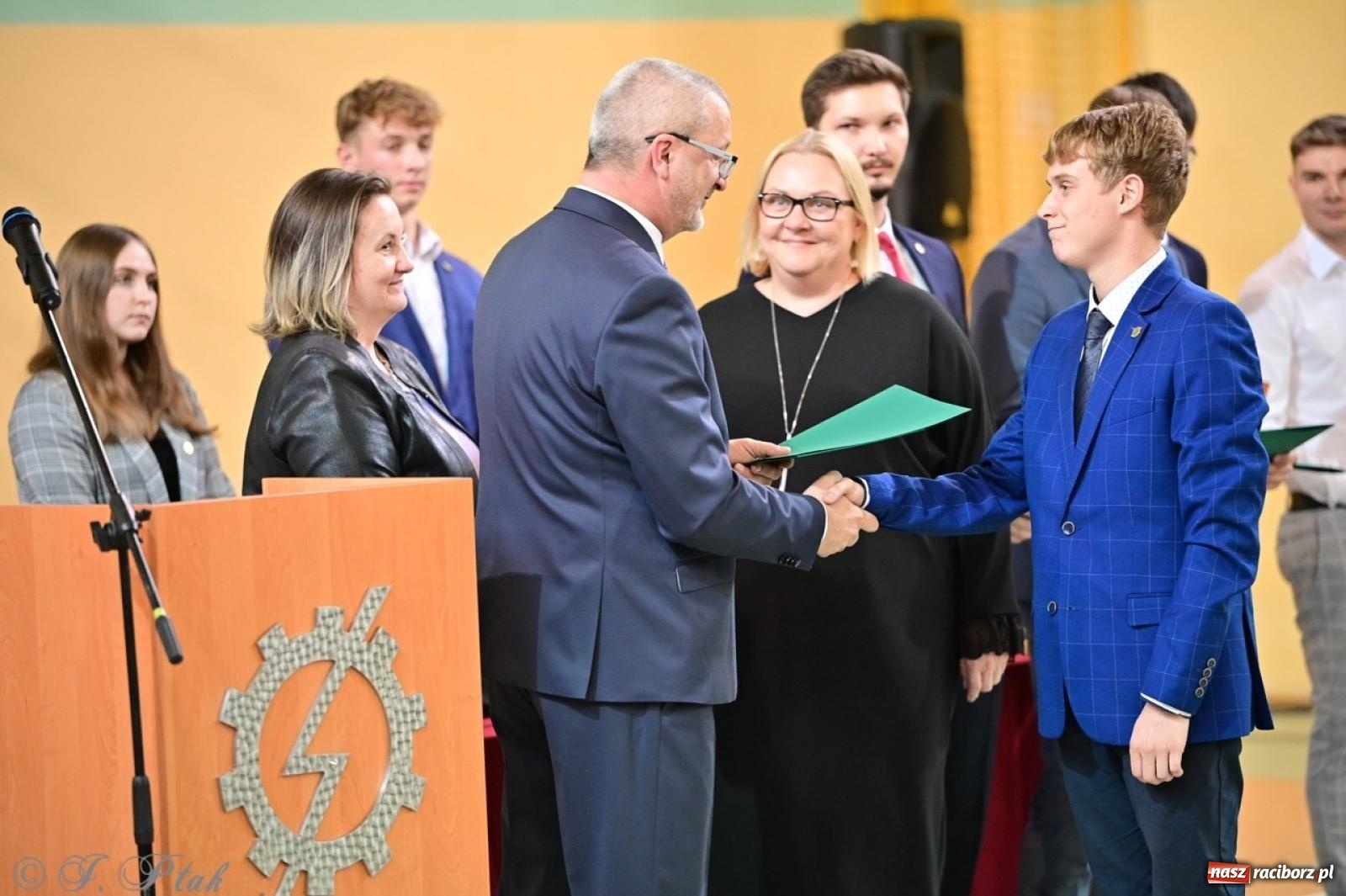 Zdjęcie w galerii na portalu naszraciborz.pl: Święto szkoły w Mechaniku: tradycja, talent i wspólne świętowanie wiadomości z regionu