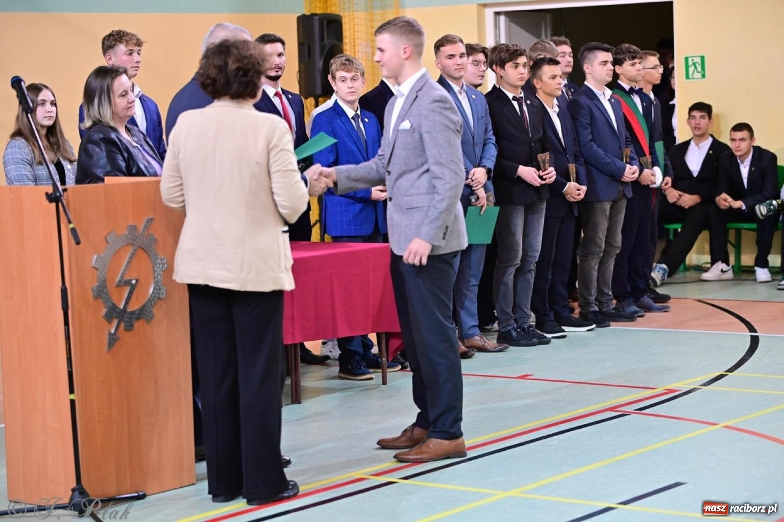 Zdjęcie w galerii na portalu naszraciborz.pl: Święto szkoły w Mechaniku: tradycja, talent i wspólne świętowanie wiadomości z regionu