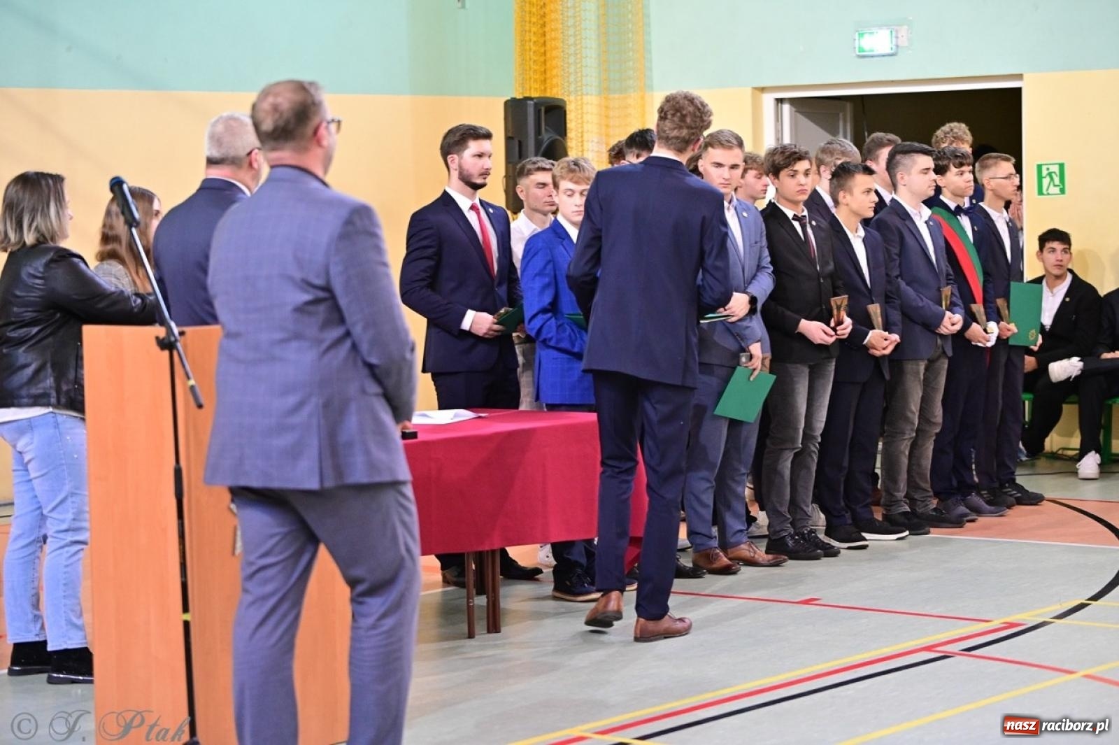 Zdjęcie w galerii na portalu naszraciborz.pl: Święto szkoły w Mechaniku: tradycja, talent i wspólne świętowanie wiadomości z regionu