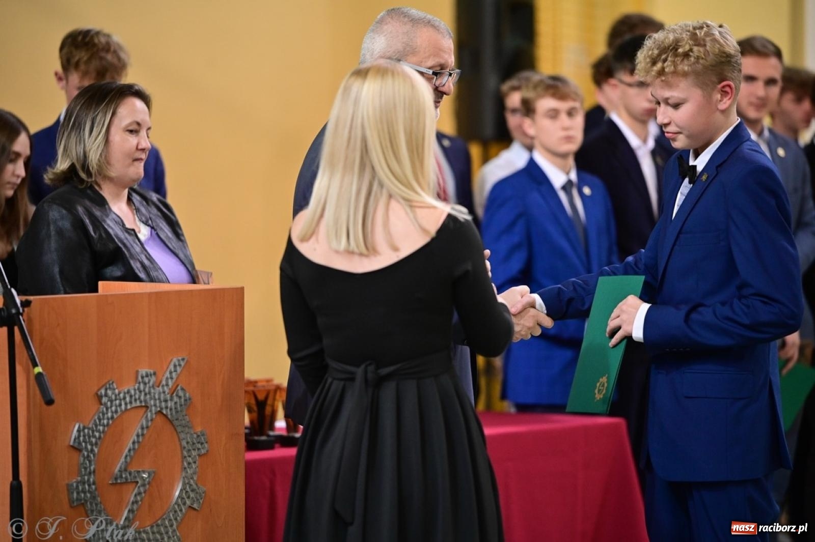 Zdjęcie w galerii na portalu naszraciborz.pl: Święto szkoły w Mechaniku: tradycja, talent i wspólne świętowanie wiadomości z regionu