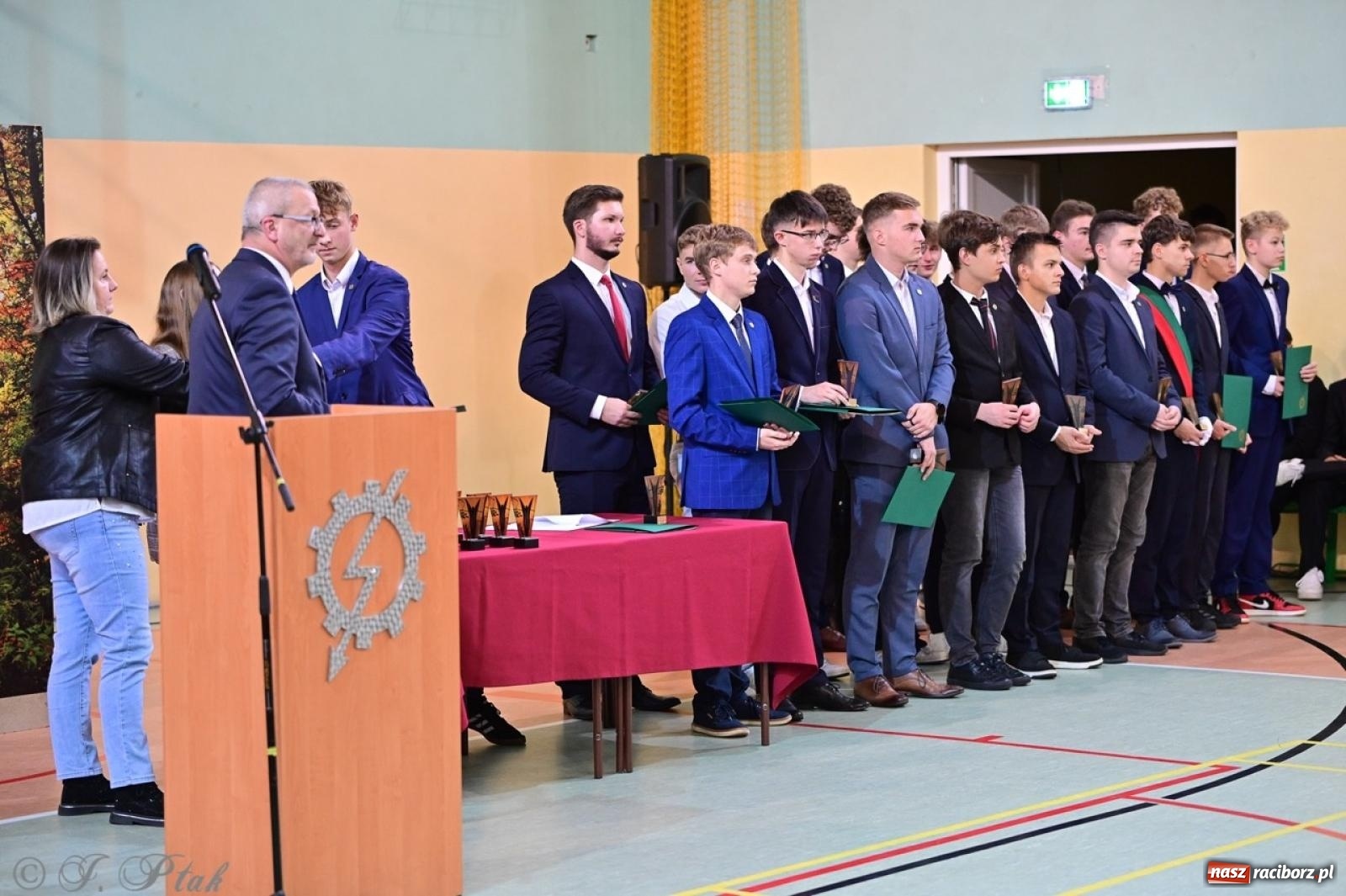 Zdjęcie w galerii na portalu naszraciborz.pl: Święto szkoły w Mechaniku: tradycja, talent i wspólne świętowanie wiadomości z regionu