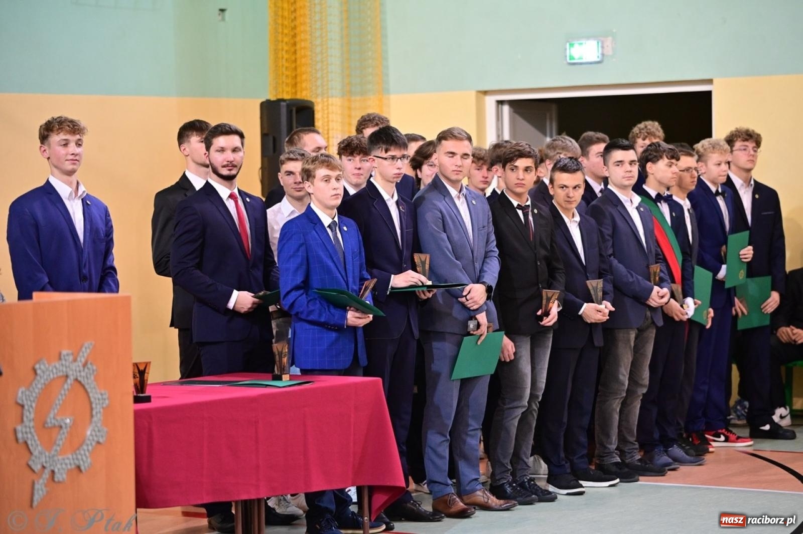 Zdjęcie w galerii na portalu naszraciborz.pl: Święto szkoły w Mechaniku: tradycja, talent i wspólne świętowanie wiadomości z regionu