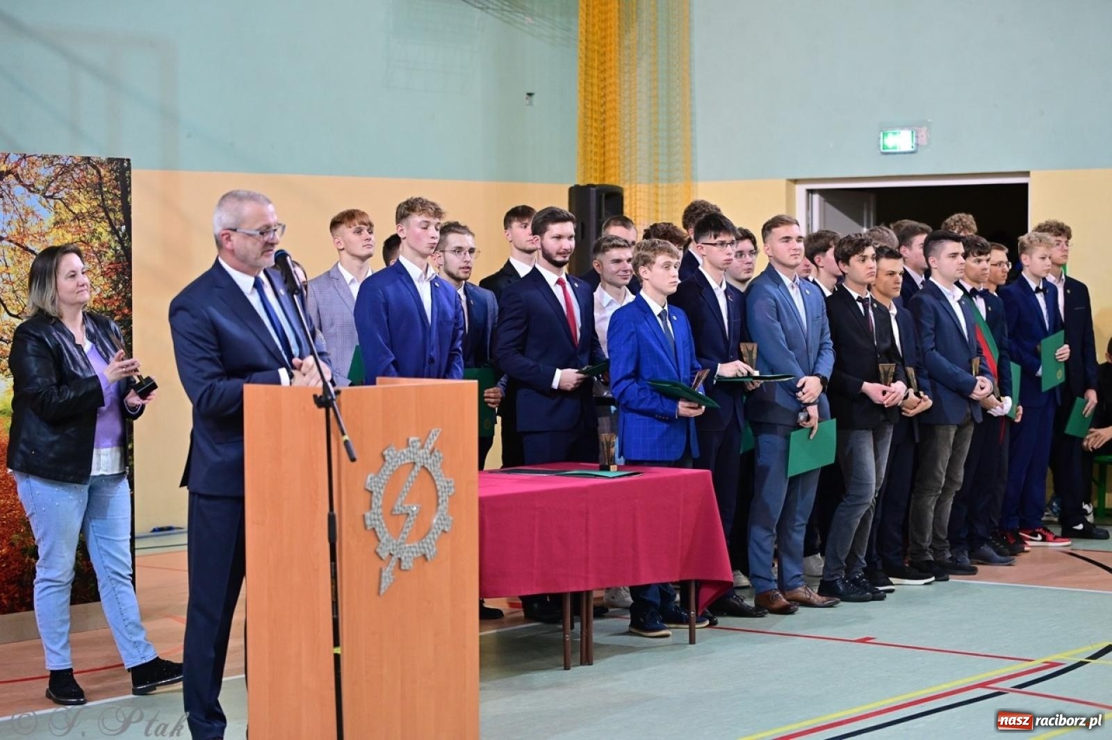 Zdjęcie w galerii na portalu naszraciborz.pl: Święto szkoły w Mechaniku: tradycja, talent i wspólne świętowanie wiadomości z regionu