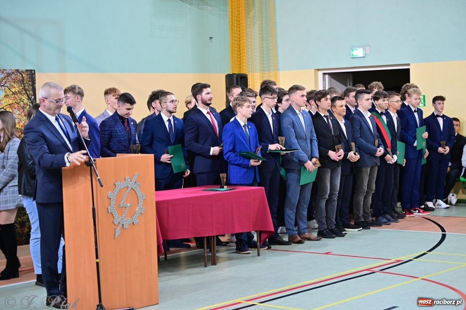 Zdjęcie w galerii na portalu naszraciborz.pl: Święto szkoły w Mechaniku: tradycja, talent i wspólne świętowanie wiadomości z regionu